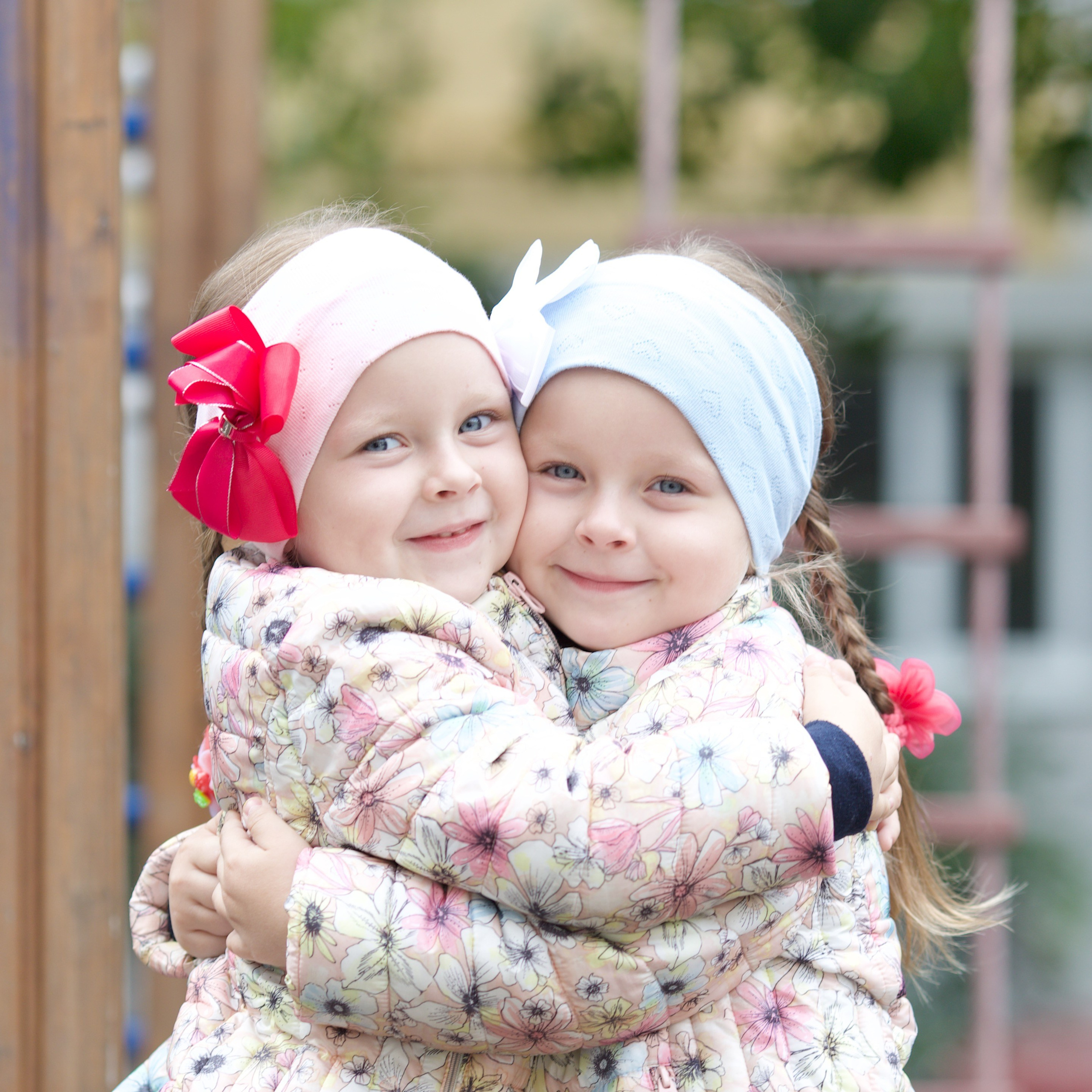 Фотосессия близняшек на детской площадке. Школьные выпускные альбомы в Москве Марина Николаева