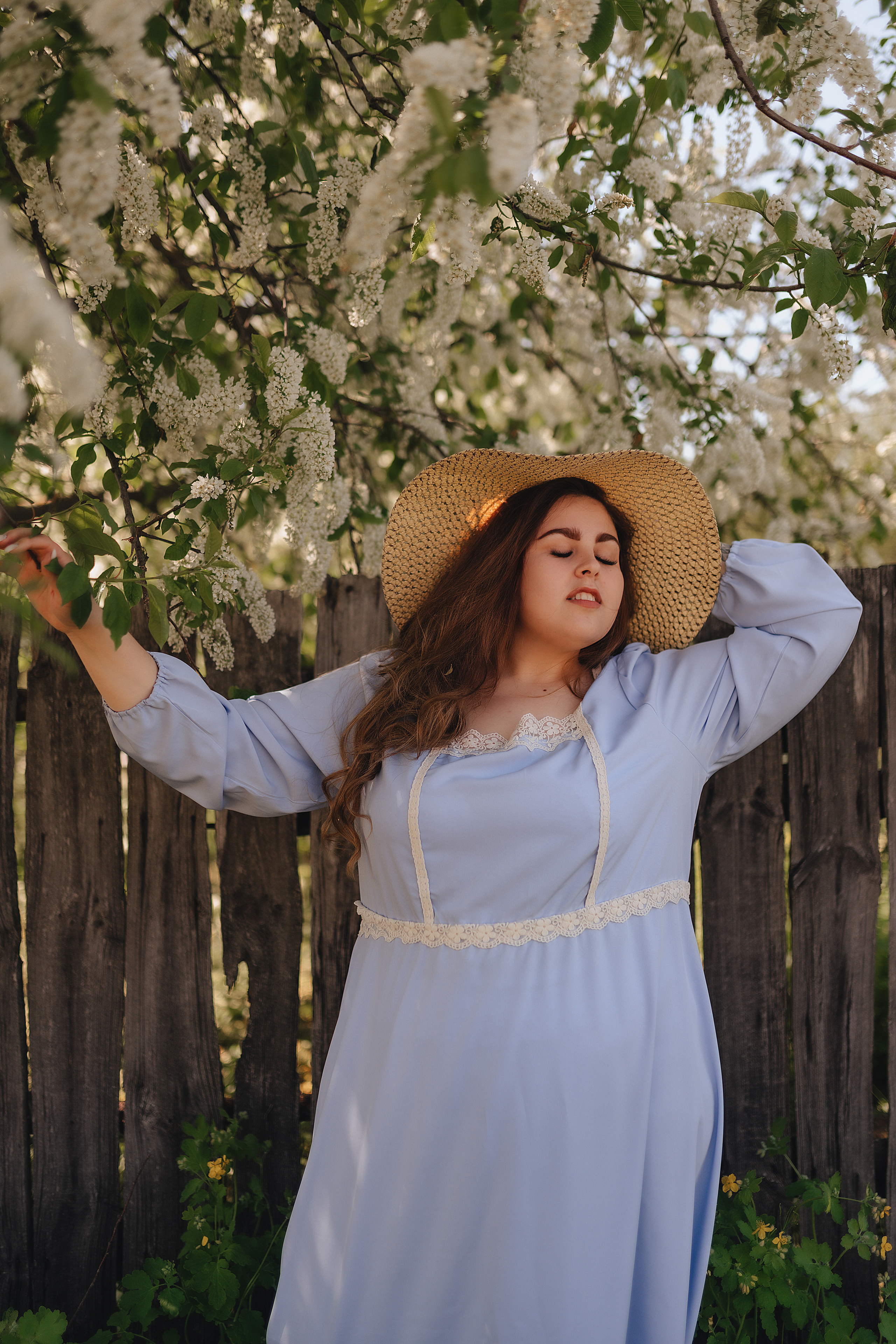 Надежда | Фото в черёмухе. Фотограф Карина Шмулёва. Воронеж и область