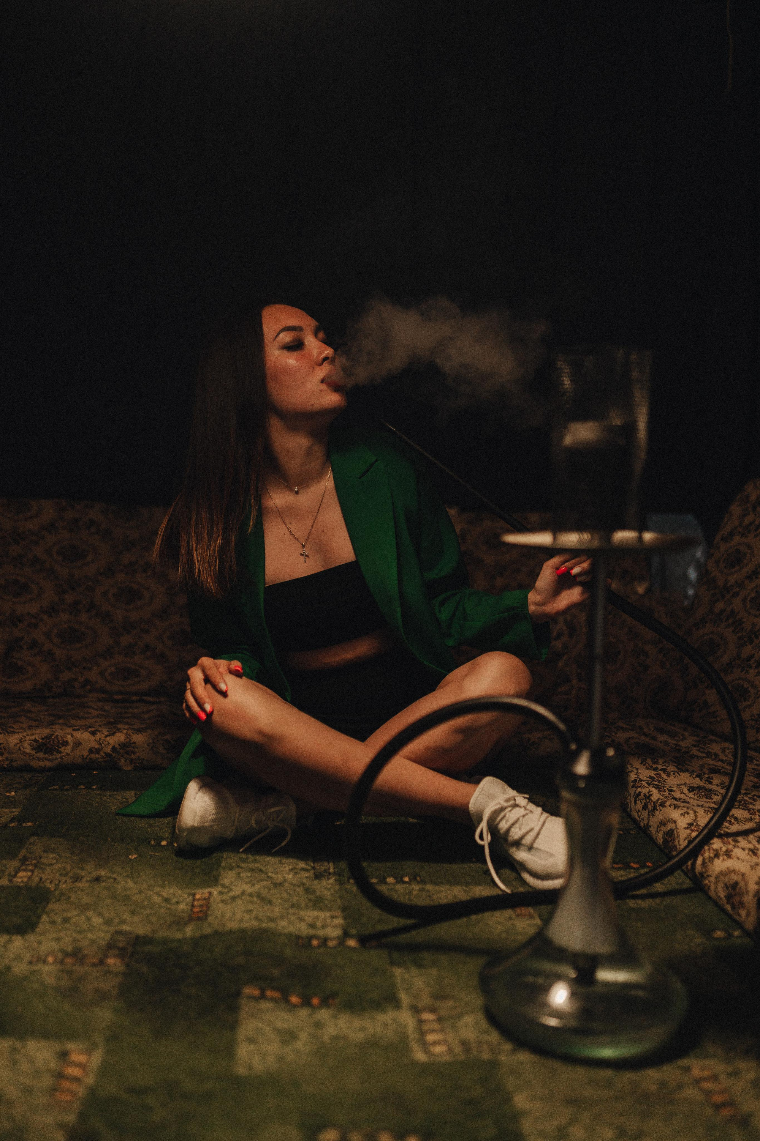 Ольга | Фотосессия с кальяном в летнем кафе. Фотограф Карина Шмулёва. Воронеж и область