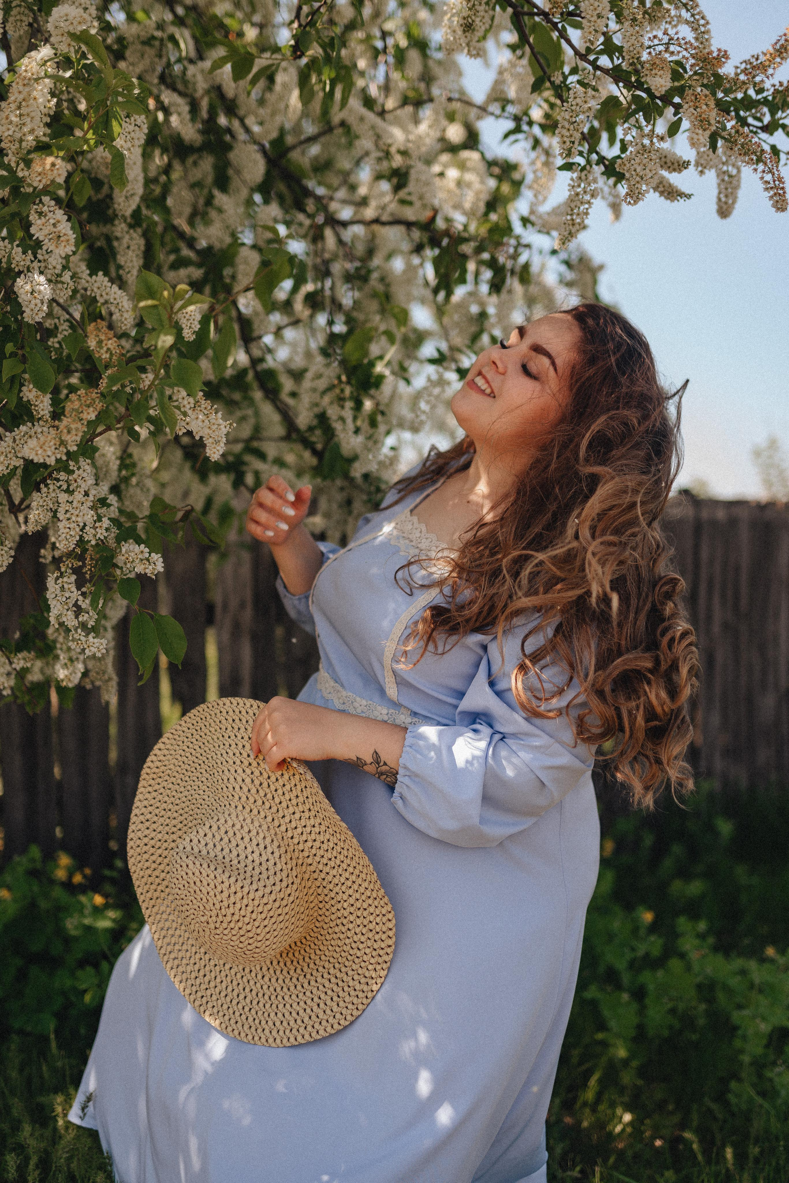 Надежда | Фото в черёмухе. Фотограф Карина Шмулёва. Воронеж и область