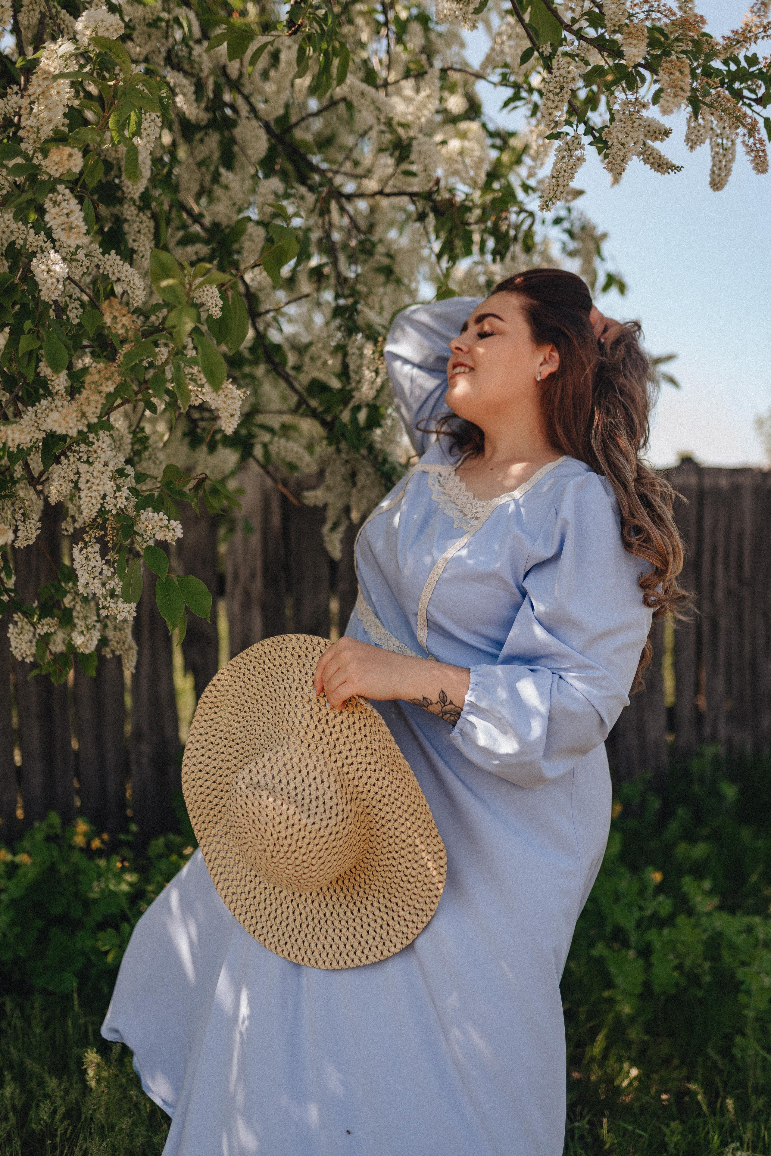 Надежда | Фото в черёмухе. Фотограф Карина Шмулёва. Воронеж и область