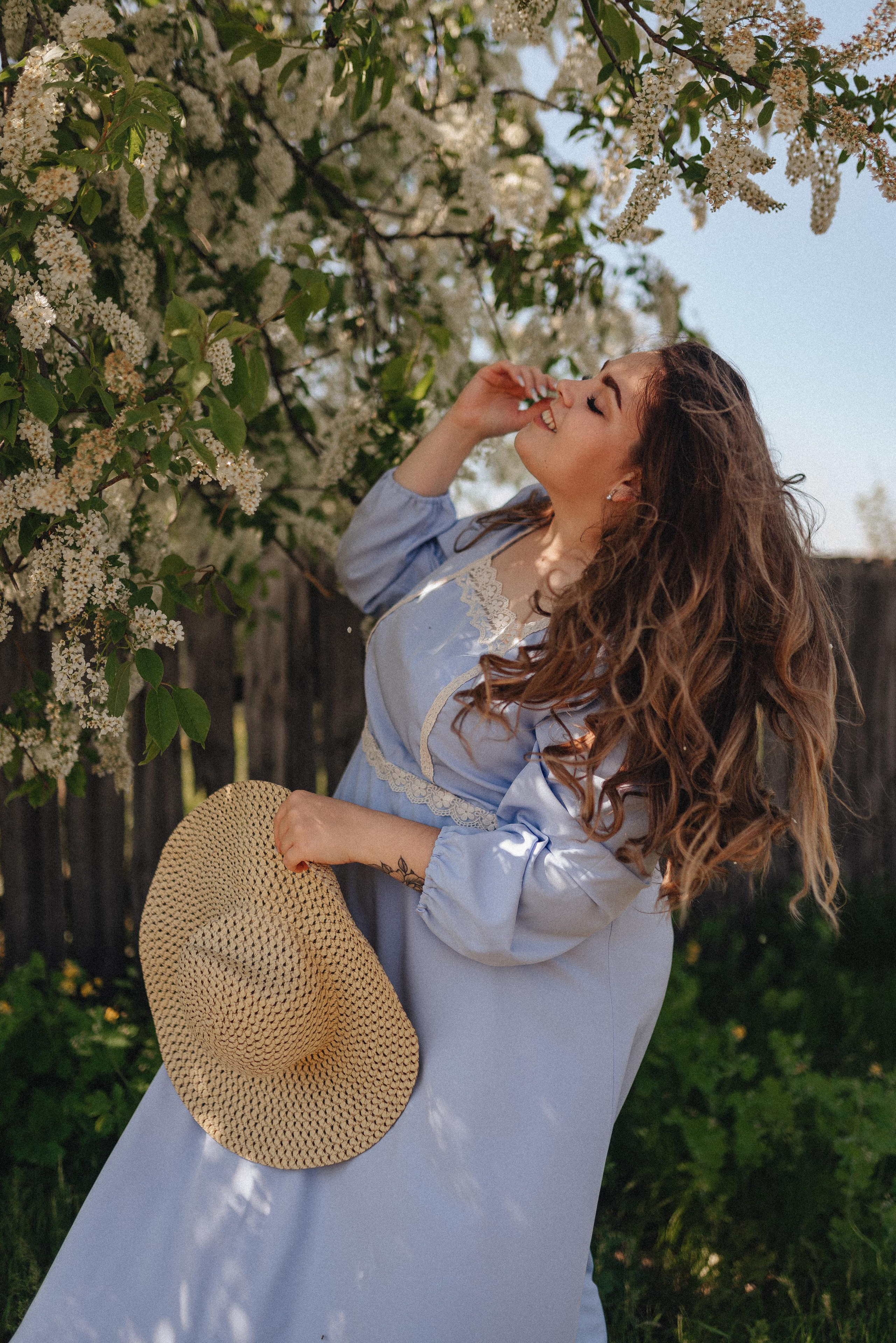 Надежда | Фото в черёмухе. Фотограф Карина Шмулёва. Воронеж и область