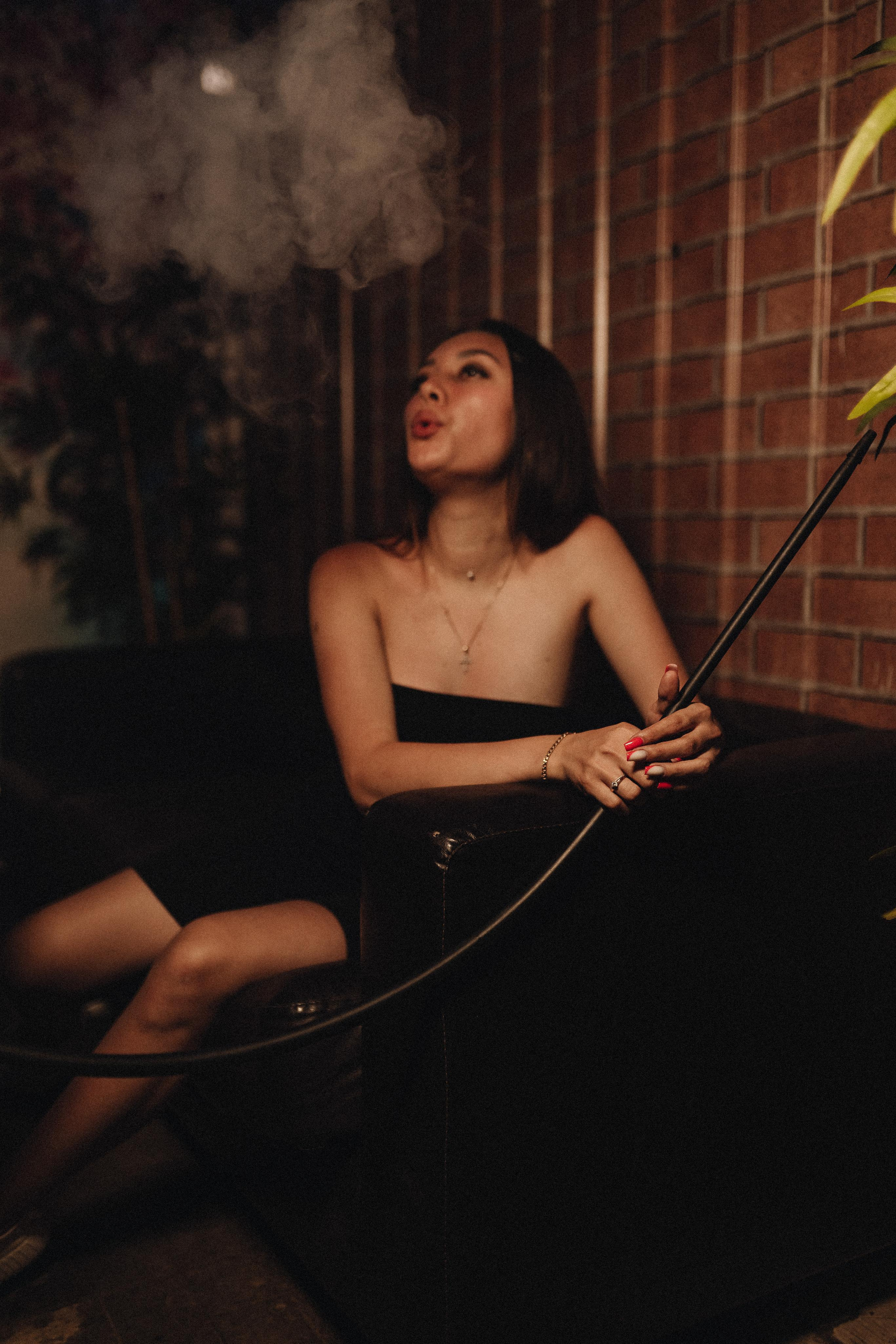 Ольга | Фотосессия с кальяном в летнем кафе. Фотограф Карина Шмулёва. Воронеж и область