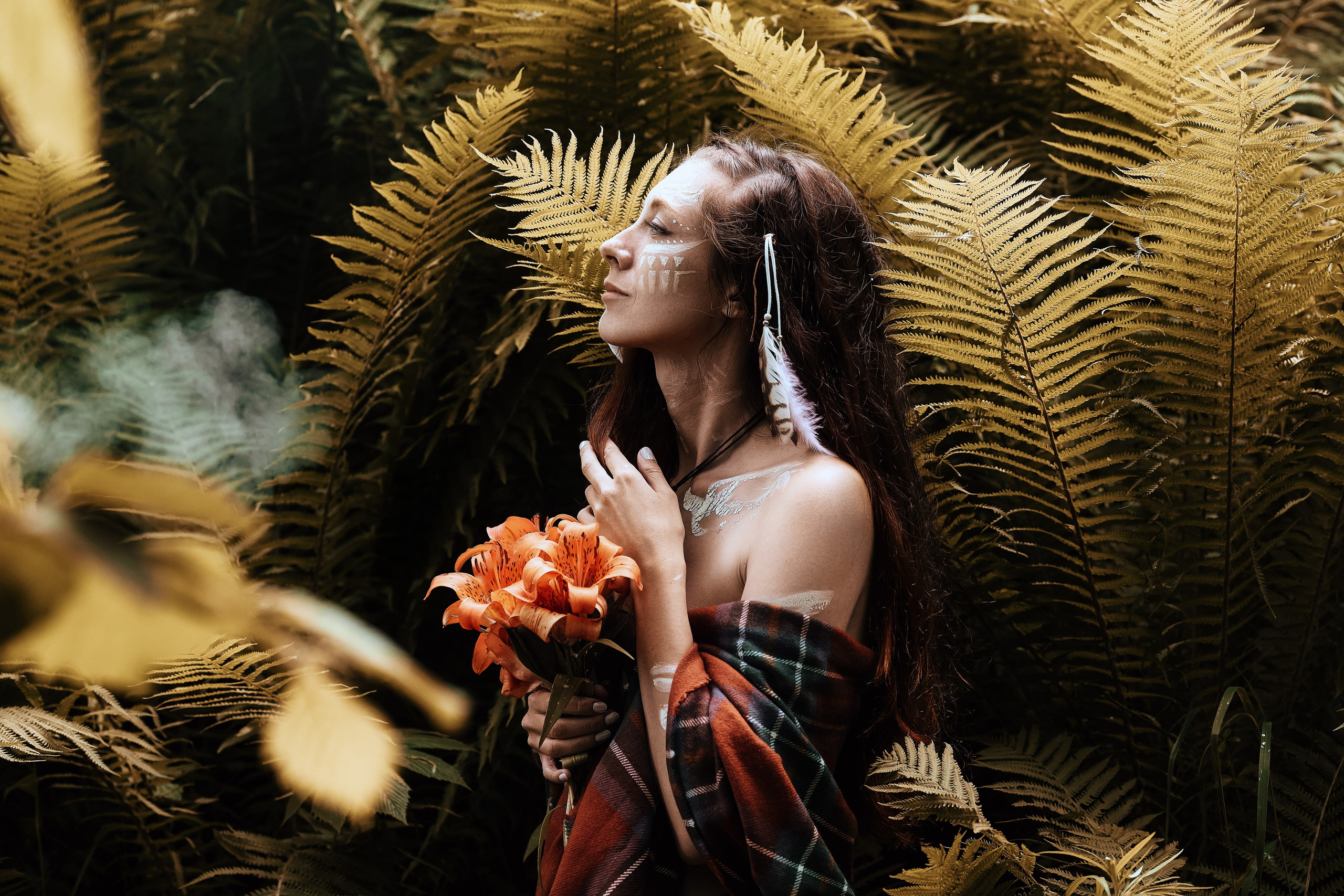 Дерзкая фотосессия в папоротнике с девушкой в рубашке