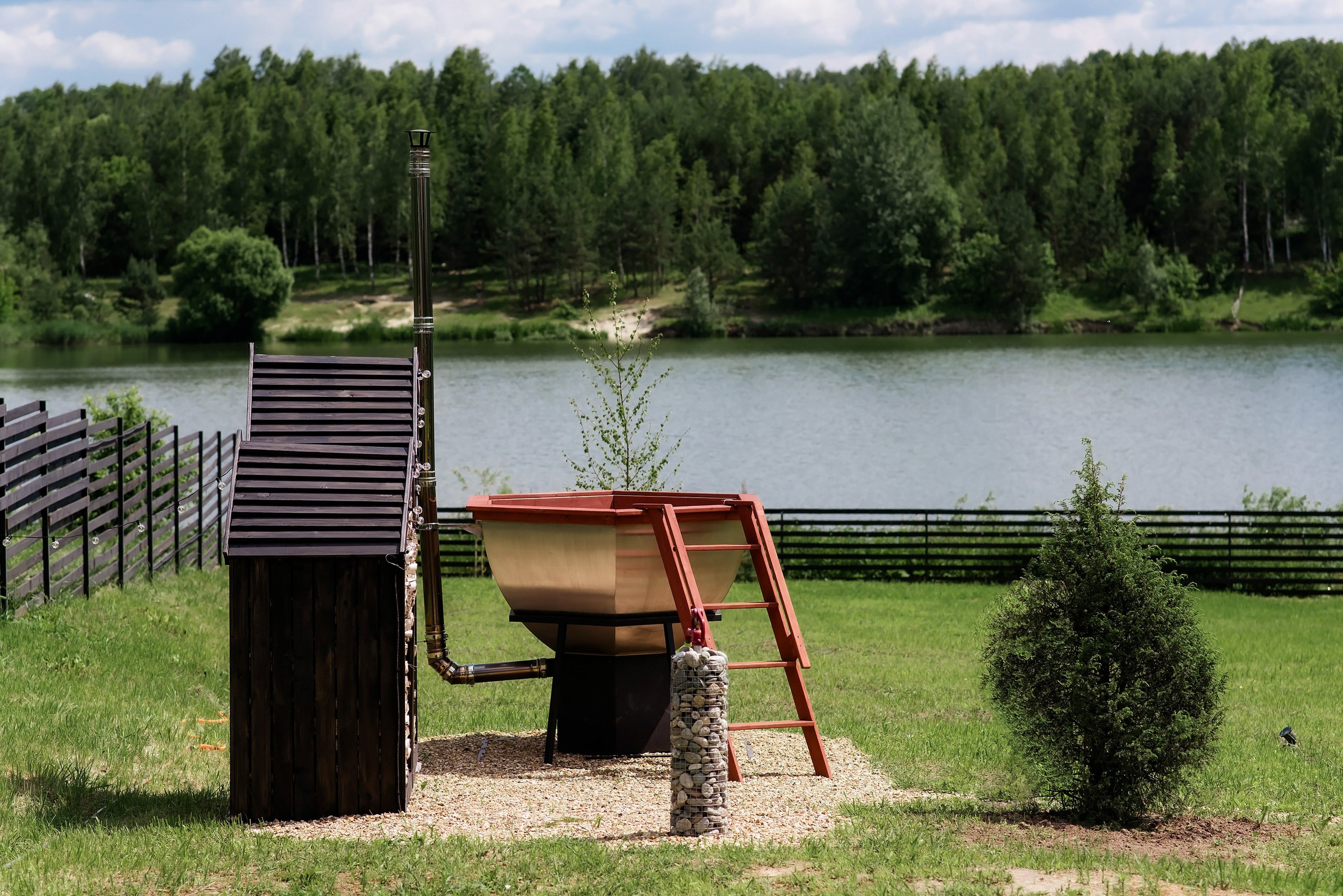 Наша территория. Глэмпинг. Аренда дома для отдыха в Брянске. Банный чан, зона BBQ. Дом на озере в Брянске. Отдых Брянск