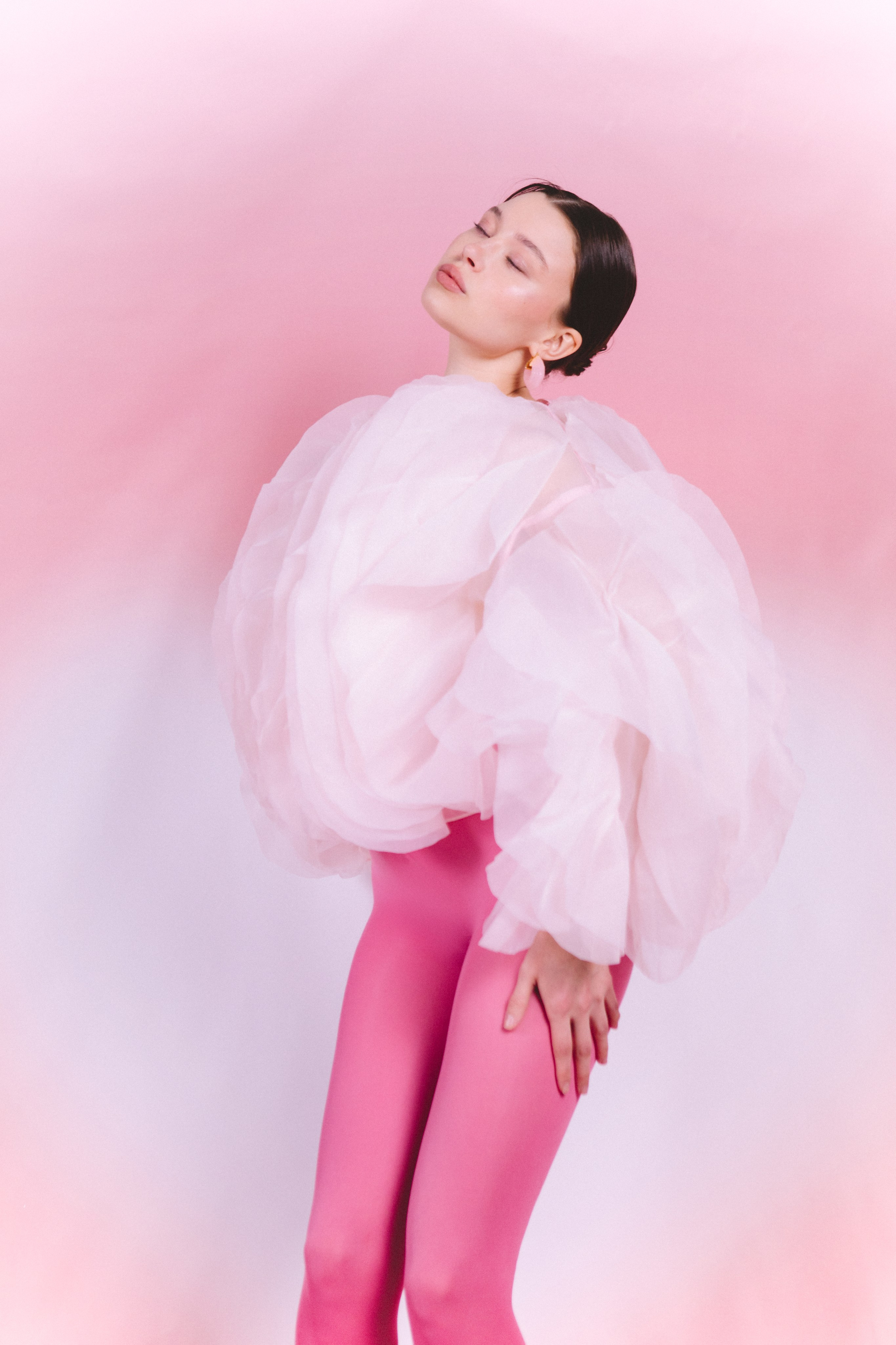 Регина. Фотосессия на розовом фоне. Фотограф в Москве Ольга Сатони