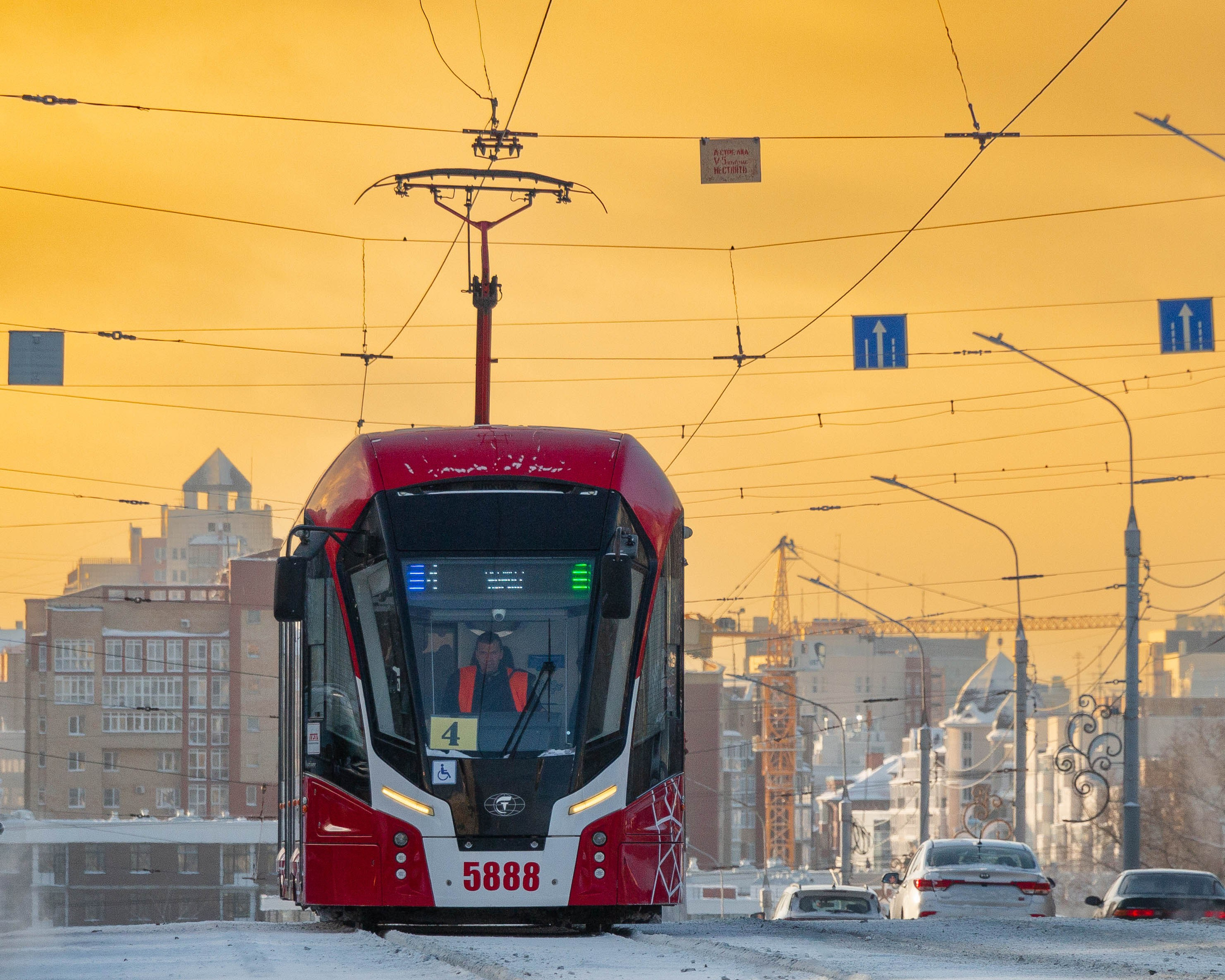 Трамвай на закате. Пермь. 71-911ЕМ «Львёнок»