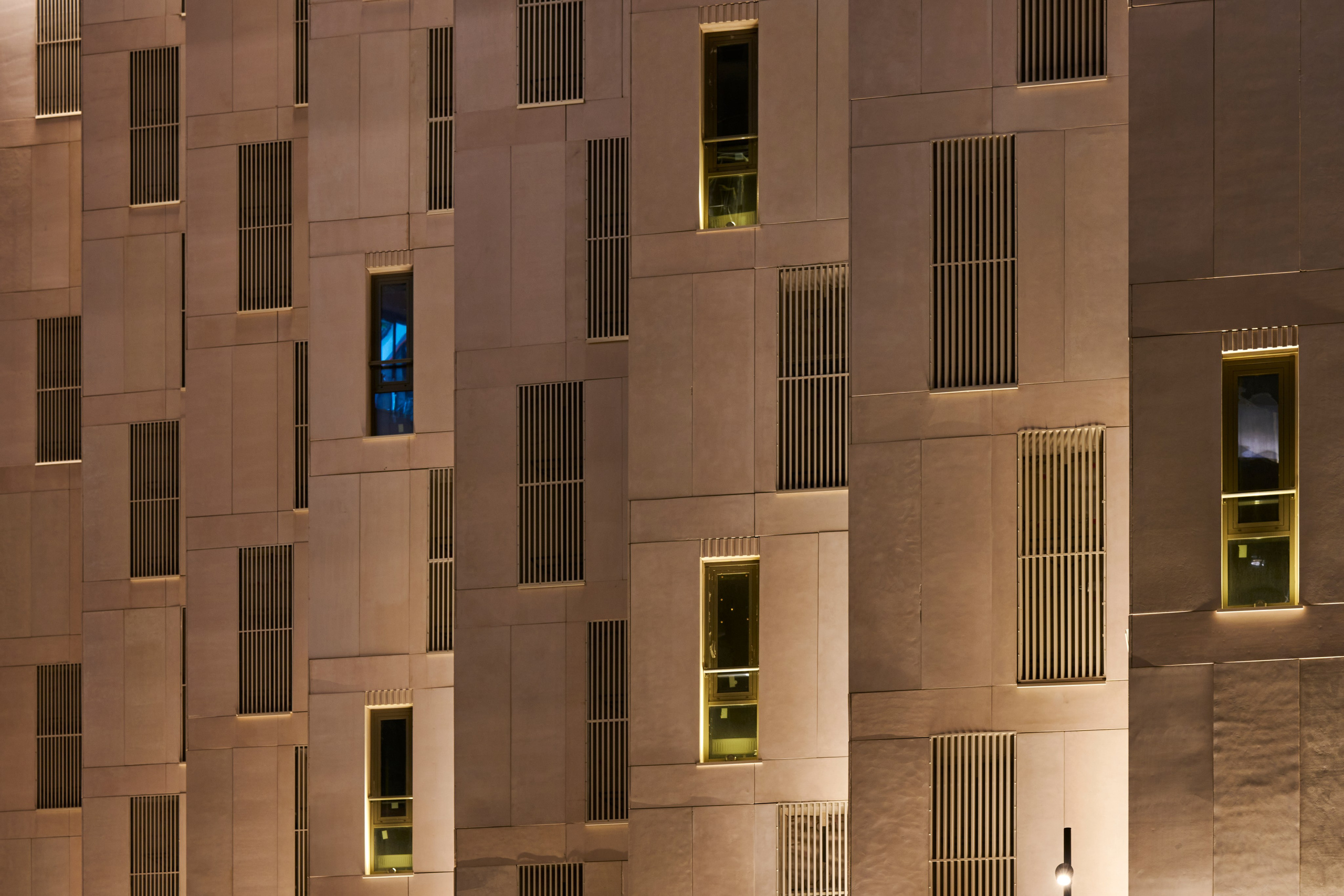 Плоскость фасада с окнами, модульный рисунок, вечер