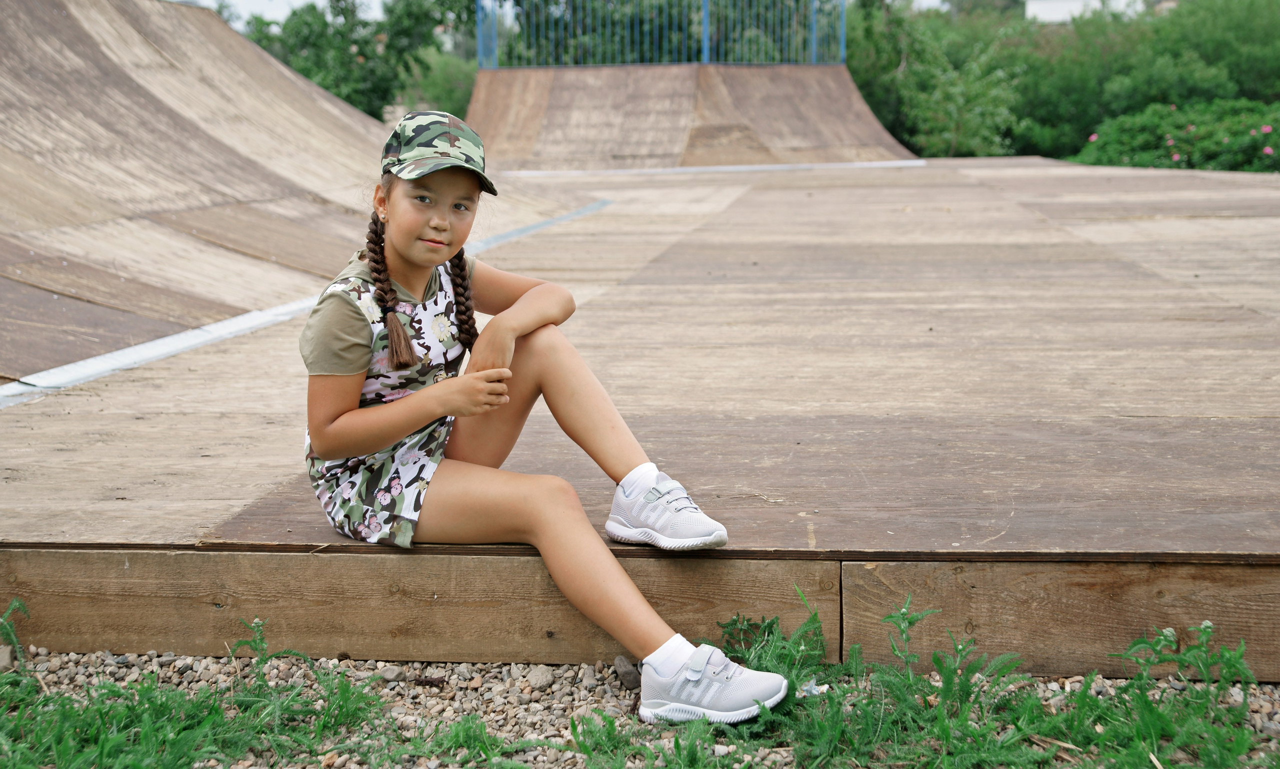 Детская фотосессия летом - девочка сидя на дорожке