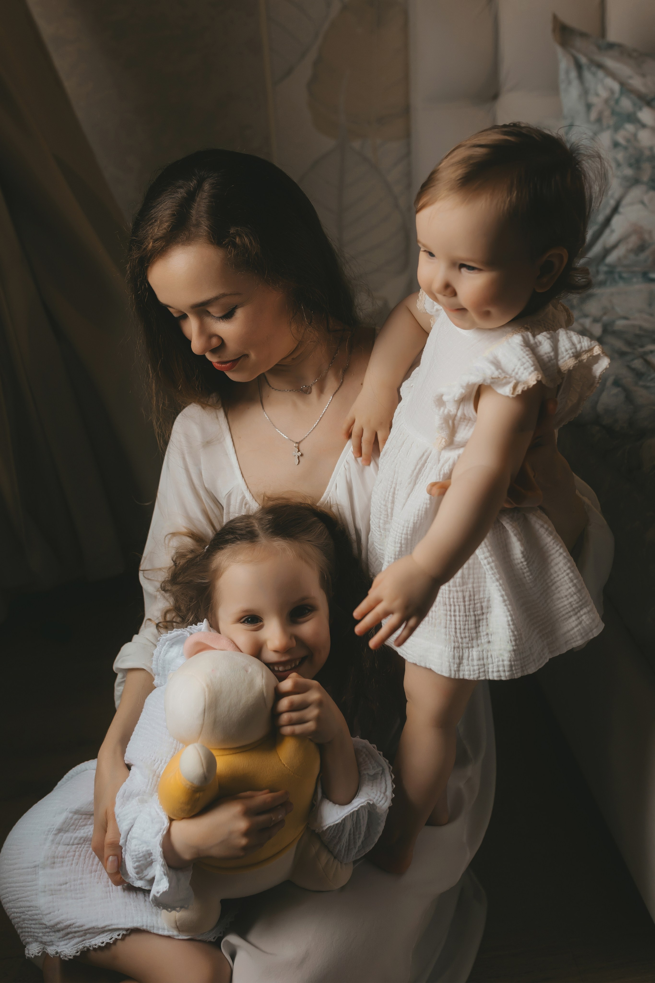 Весенняя домашняя семейная фотосессии мамы с дочками. Семейный и женский фотограф в Москве Надежда Воробьева