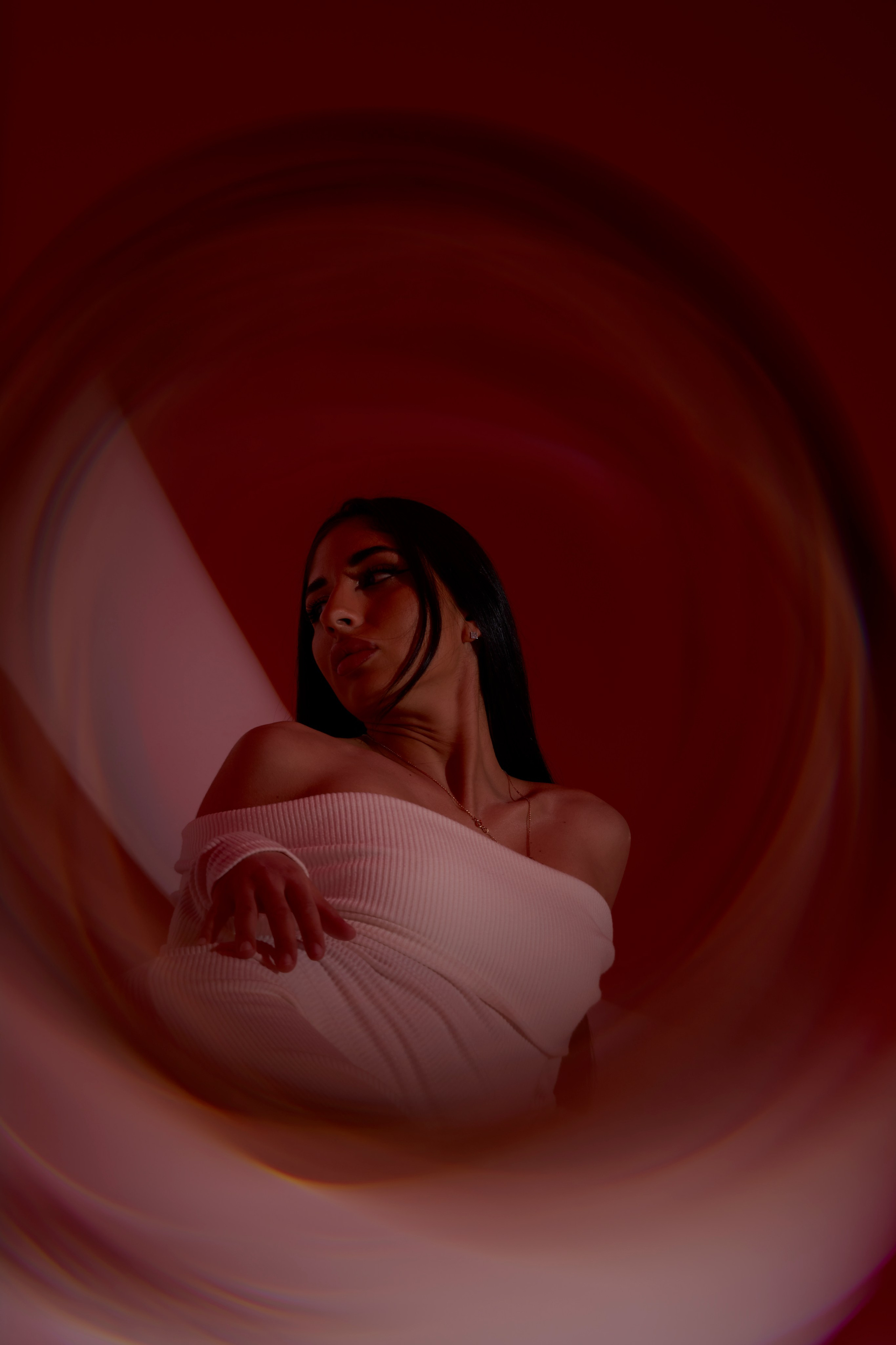 Нестандартная fashion-фотосессия в Москве: девушка в белом платье в центре светового вихря