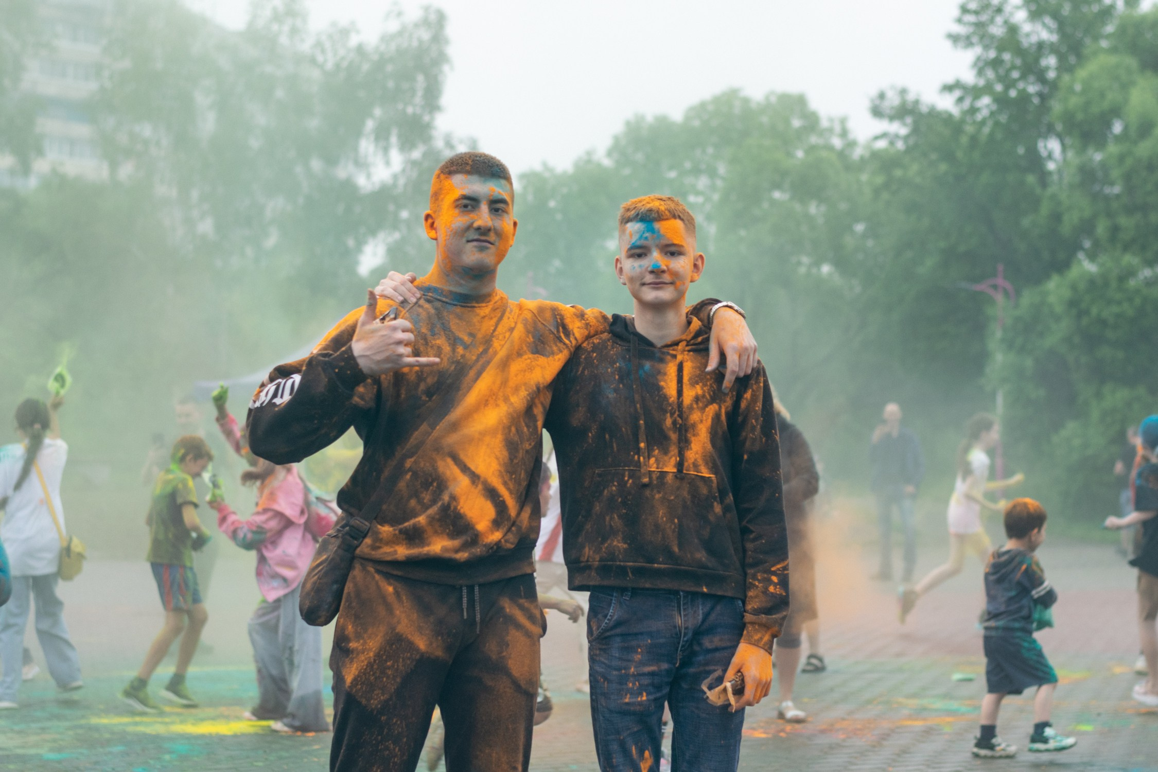 Антон Курдюмов фотограф в Хабаровске Рина Курдюмова фото27 foto27 Антон Дорофеев репортажный репортаж документалист Тони и Рина фотосоздатели День молодежи по-русски Хабаровск кинотеатр