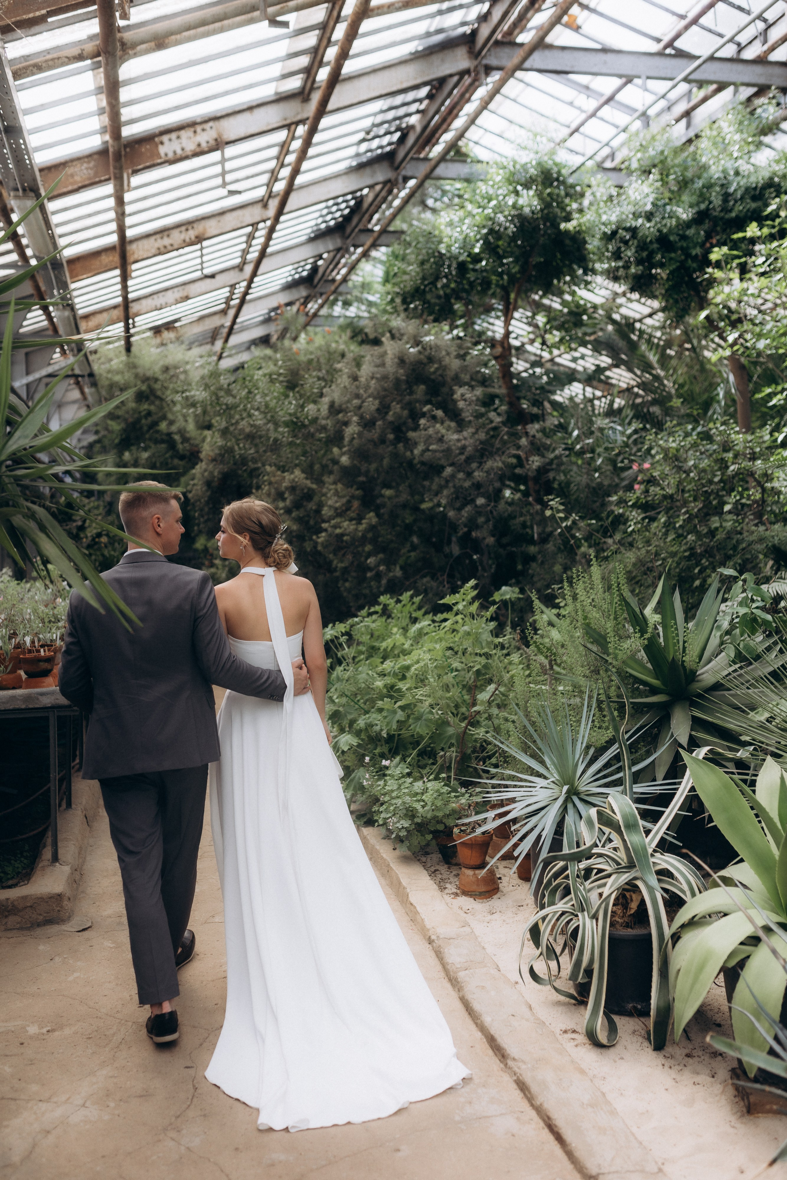Свадебная фотосессия в Главном Ботаническом саду и в оранжерее. Свадебный фотограф в Москве Мария Крош