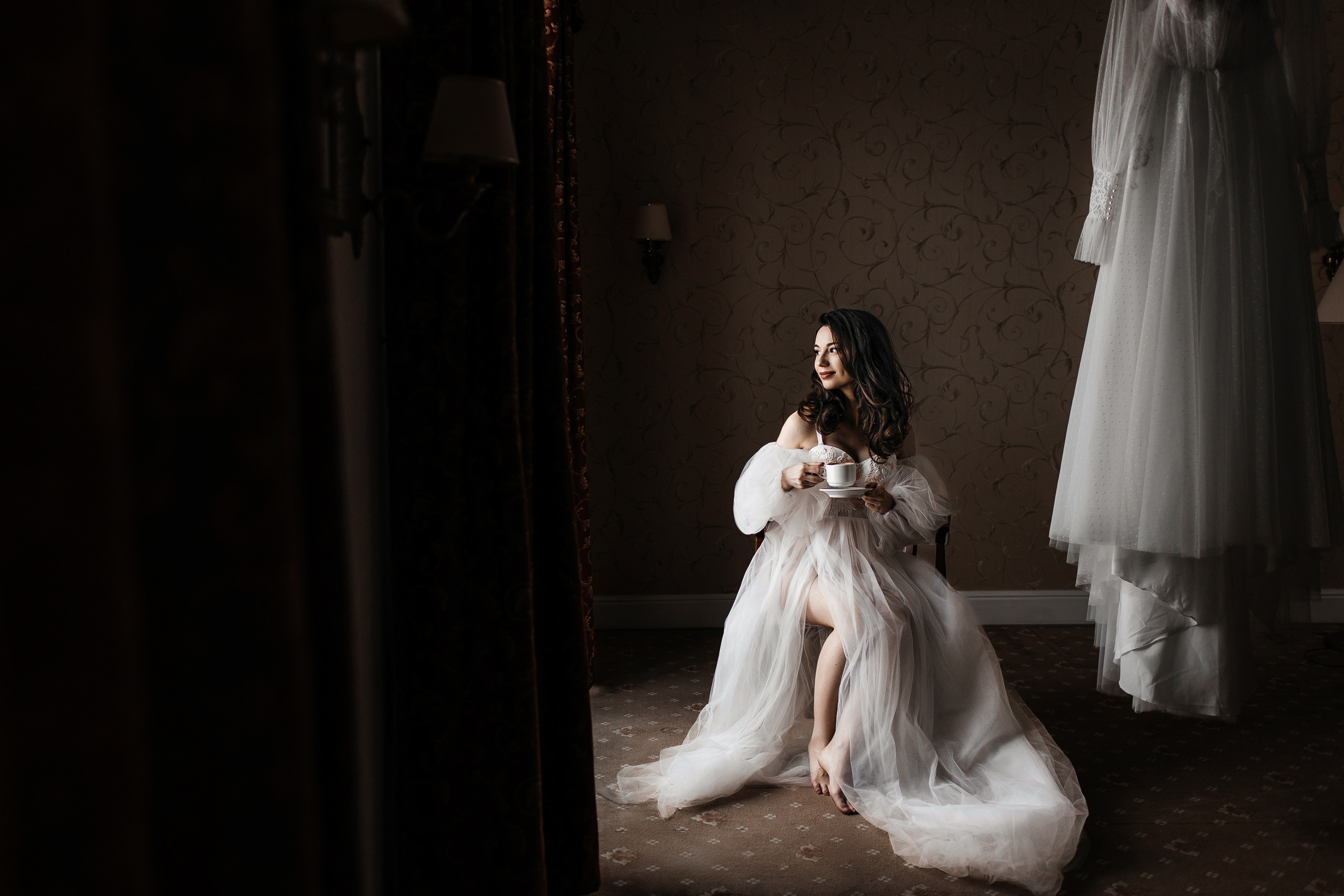 Здравствуйте! Я свадебный фотограф из Ульяновска, работаю в том числе по всей России и с выездом за границу. Снимаю свадьбы, lovestory, корпоративы, светский репортаж. Провожу обучение по фотографии, мастер-классы и воркшопы для других фотографов.