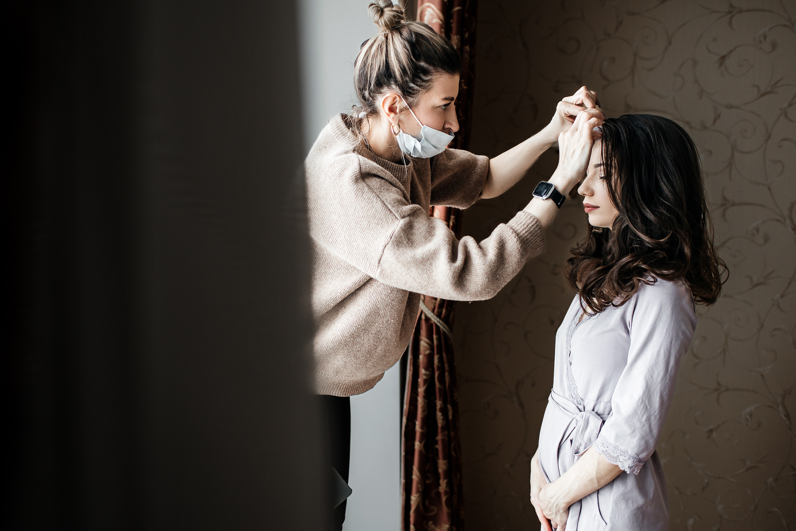 Здравствуйте! Я свадебный фотограф из Ульяновска, работаю в том числе по всей России и с выездом за границу. Снимаю свадьбы, lovestory, корпоративы, светский репортаж. Провожу обучение по фотографии, мастер-классы и воркшопы для других фотографов.