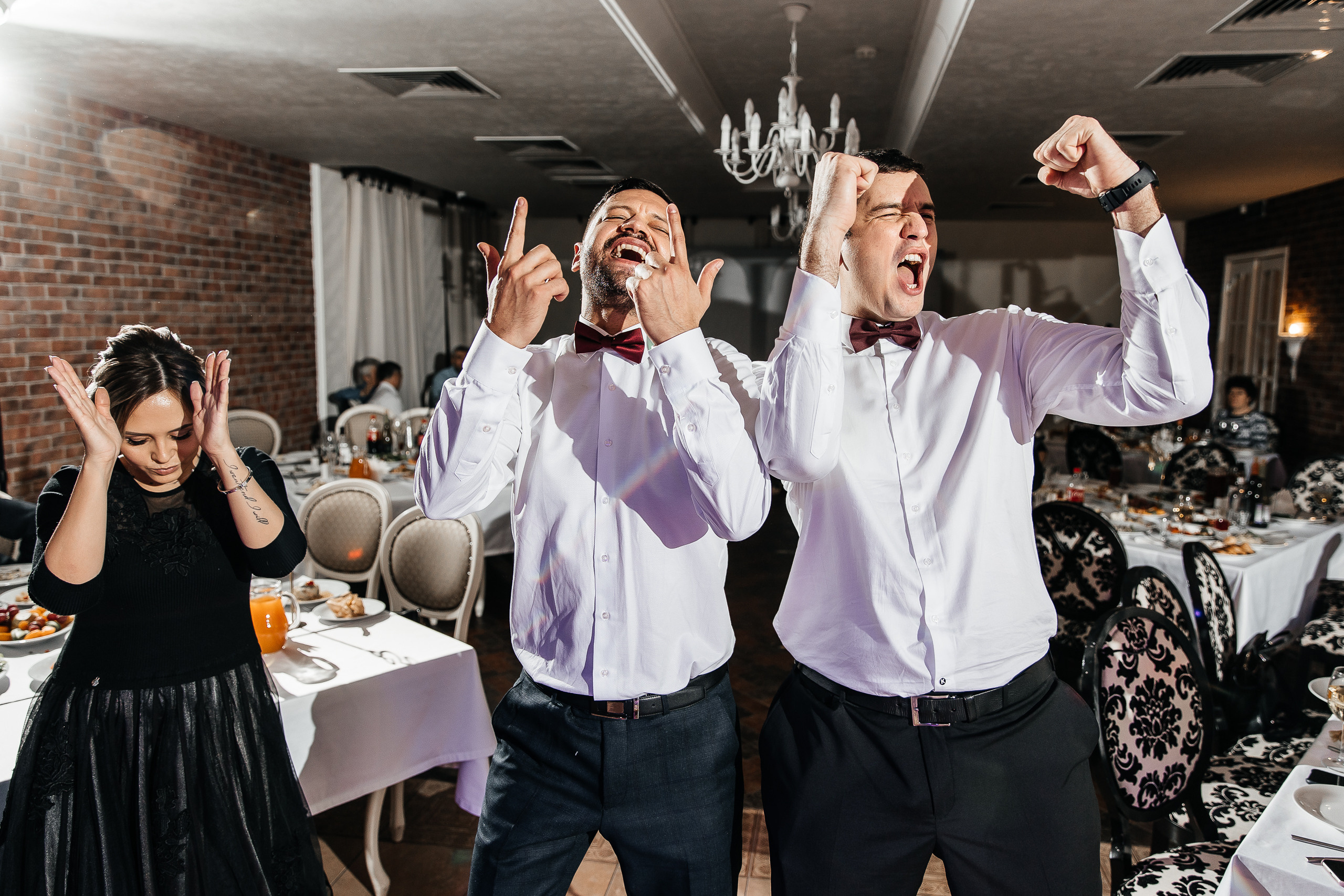 Здравствуйте! Я свадебный фотограф из Ульяновска, работаю в том числе по всей России и с выездом за границу. Снимаю свадьбы, lovestory, корпоративы, светский репортаж. Провожу обучение по фотографии, мастер-классы и воркшопы для других фотографов.