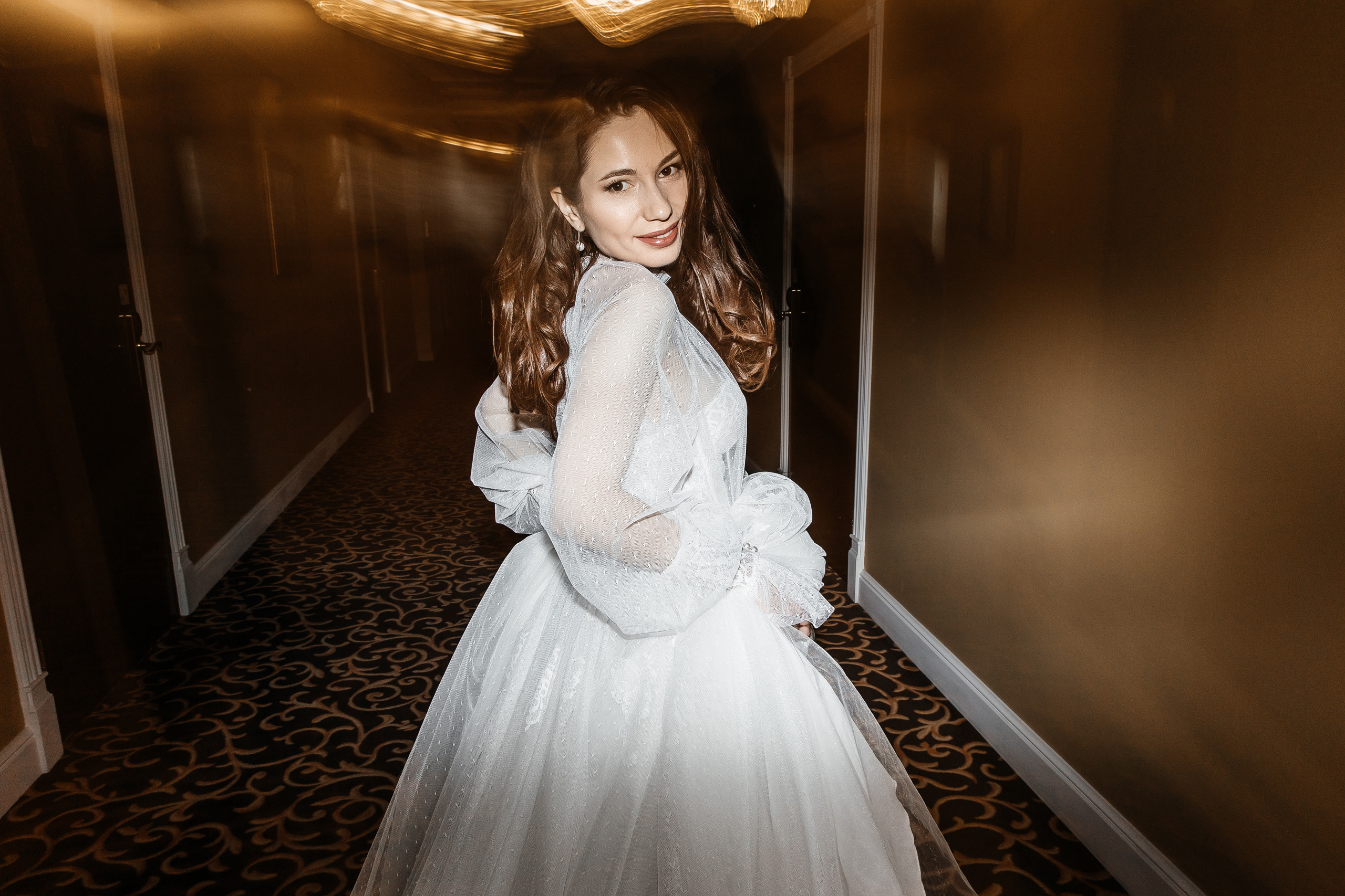 Здравствуйте! Я свадебный фотограф из Ульяновска, работаю в том числе по всей России и с выездом за границу. Снимаю свадьбы, lovestory, корпоративы, светский репортаж. Провожу обучение по фотографии, мастер-классы и воркшопы для других фотографов.