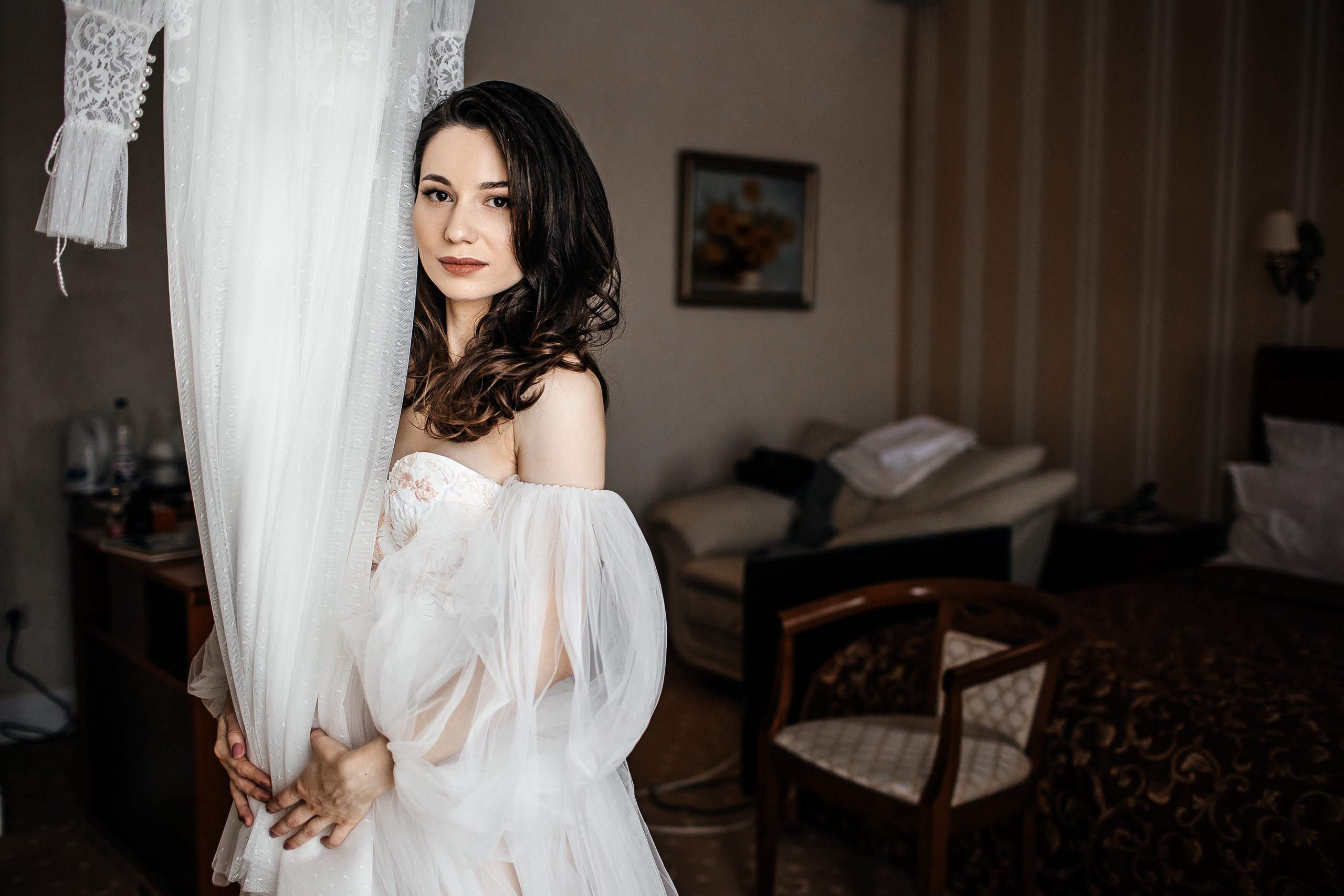 Здравствуйте! Я свадебный фотограф из Ульяновска, работаю в том числе по всей России и с выездом за границу. Снимаю свадьбы, lovestory, корпоративы, светский репортаж. Провожу обучение по фотографии, мастер-классы и воркшопы для других фотографов.