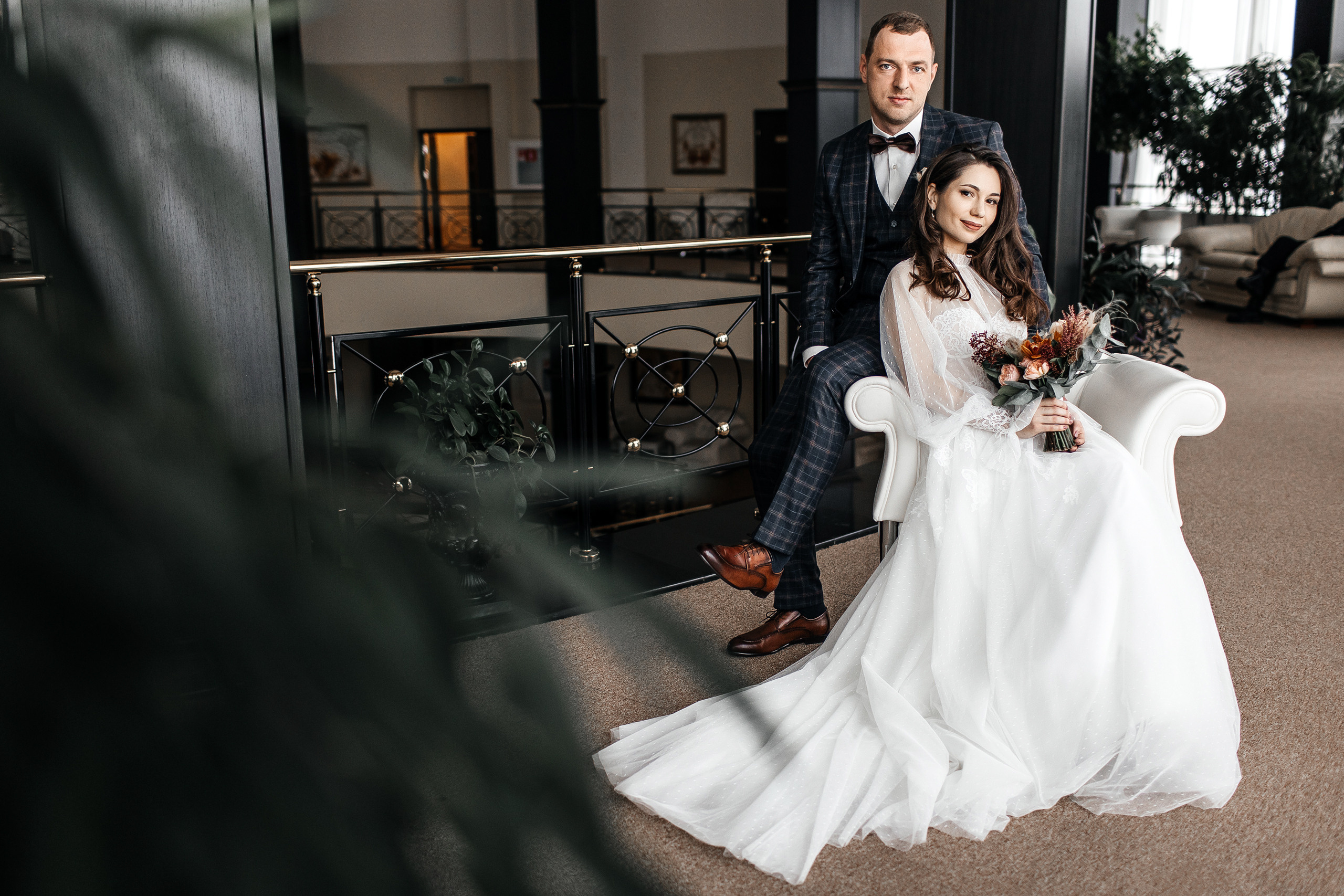 Здравствуйте! Я свадебный фотограф из Ульяновска, работаю в том числе по всей России и с выездом за границу. Снимаю свадьбы, lovestory, корпоративы, светский репортаж. Провожу обучение по фотографии, мастер-классы и воркшопы для других фотографов.