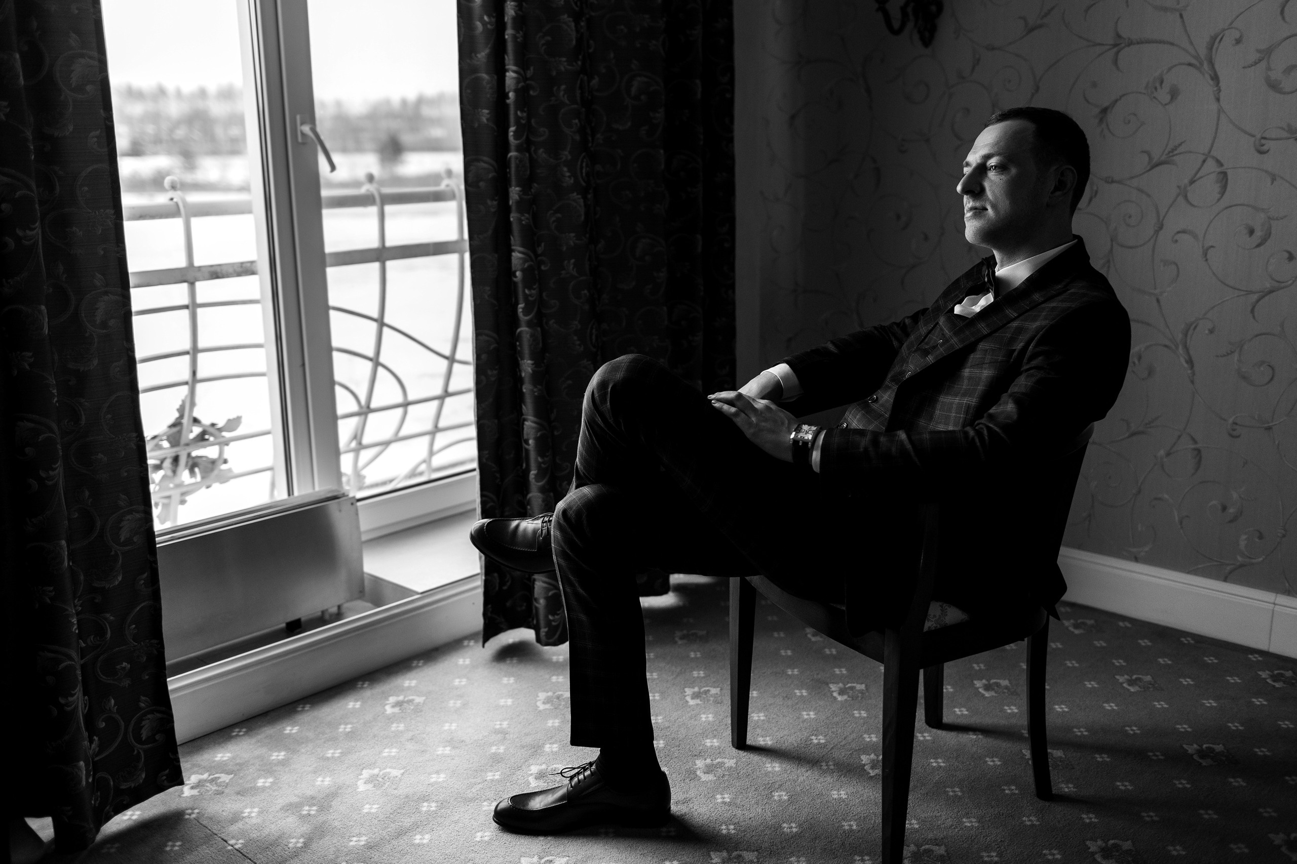 Здравствуйте! Я свадебный фотограф из Ульяновска, работаю в том числе по всей России и с выездом за границу. Снимаю свадьбы, lovestory, корпоративы, светский репортаж. Провожу обучение по фотографии, мастер-классы и воркшопы для других фотографов.