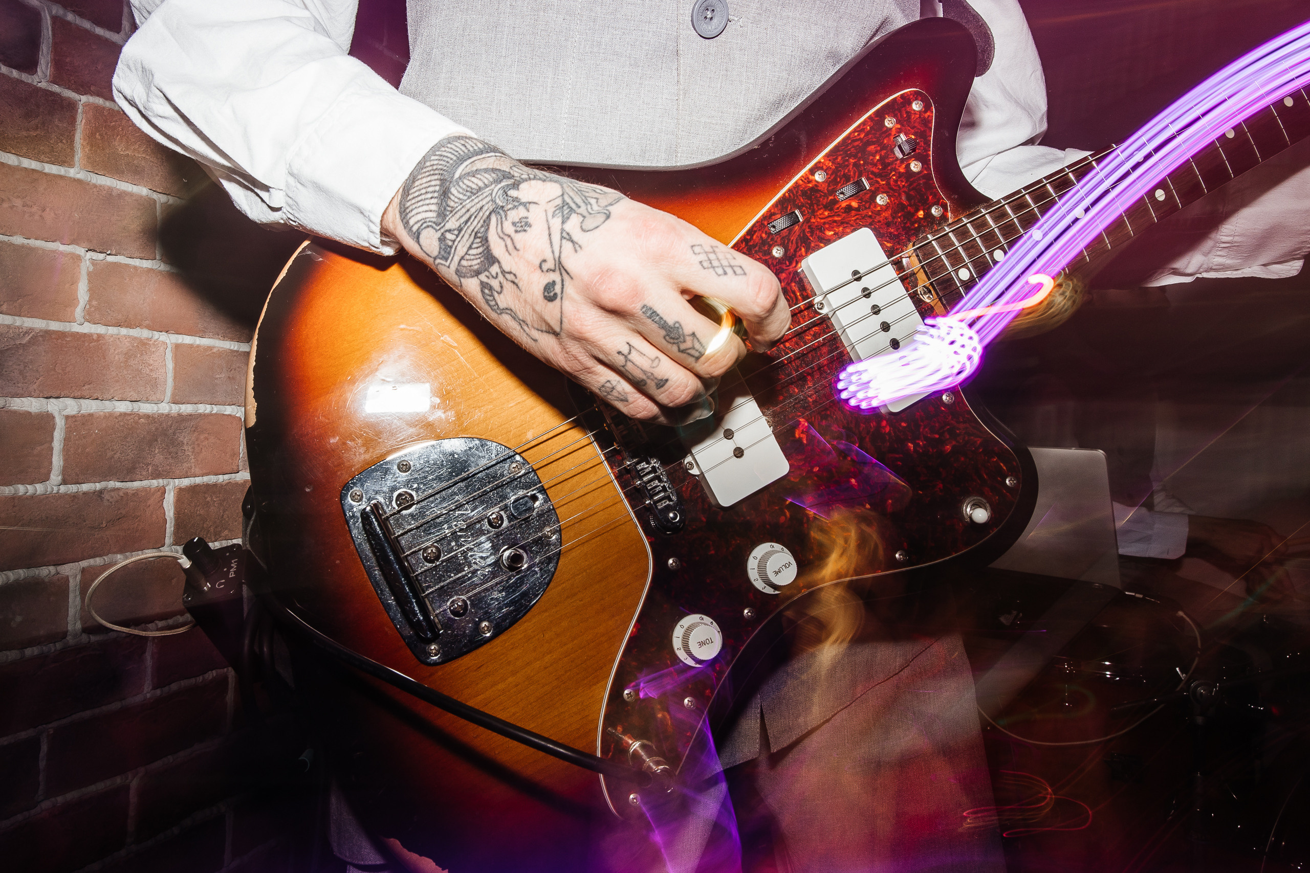 Здравствуйте! Я свадебный фотограф из Ульяновска, работаю в том числе по всей России и с выездом за границу. Снимаю свадьбы, lovestory, корпоративы, светский репортаж. Провожу обучение по фотографии, мастер-классы и воркшопы для других фотографов.