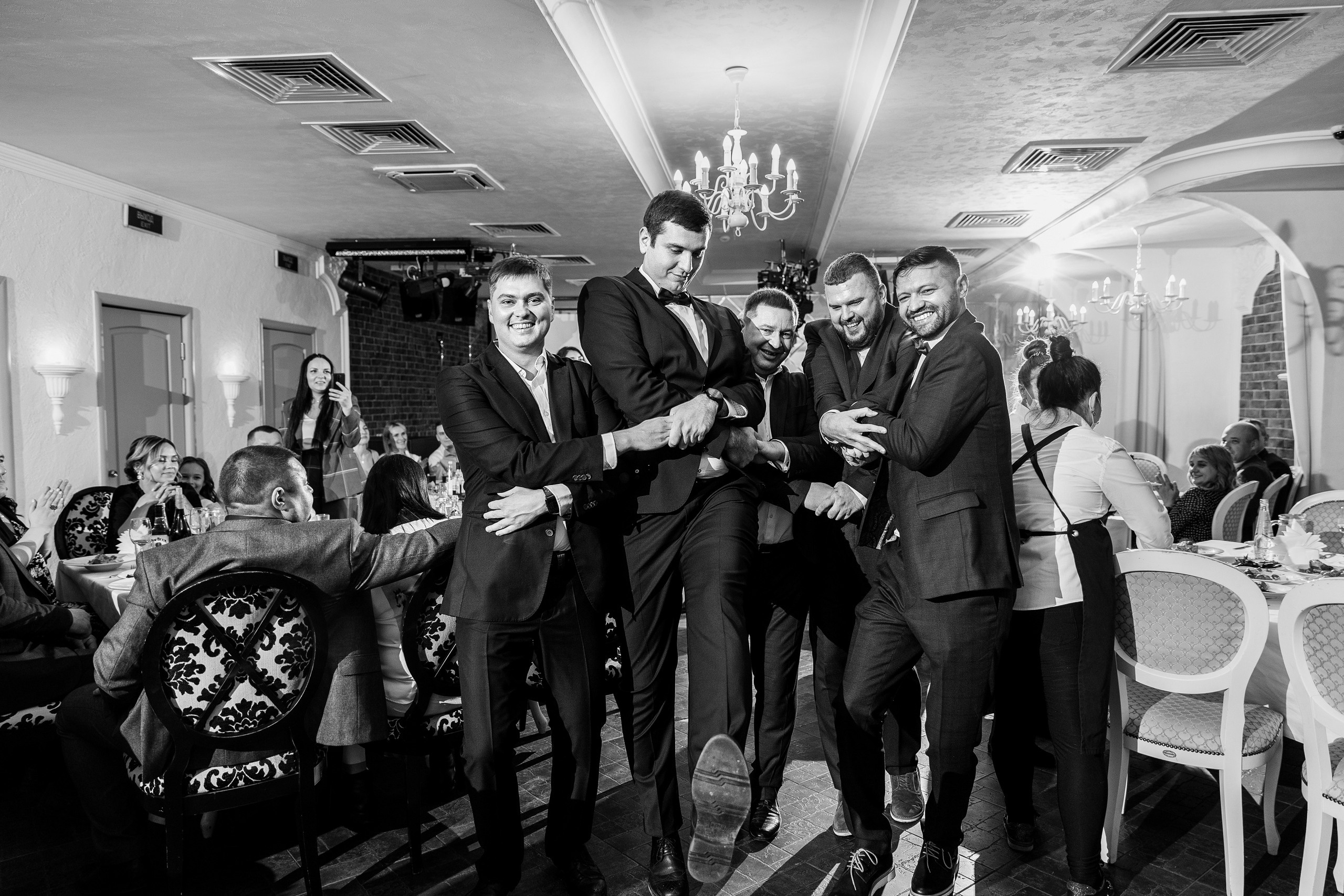 Здравствуйте! Я свадебный фотограф из Ульяновска, работаю в том числе по всей России и с выездом за границу. Снимаю свадьбы, lovestory, корпоративы, светский репортаж. Провожу обучение по фотографии, мастер-классы и воркшопы для других фотографов.