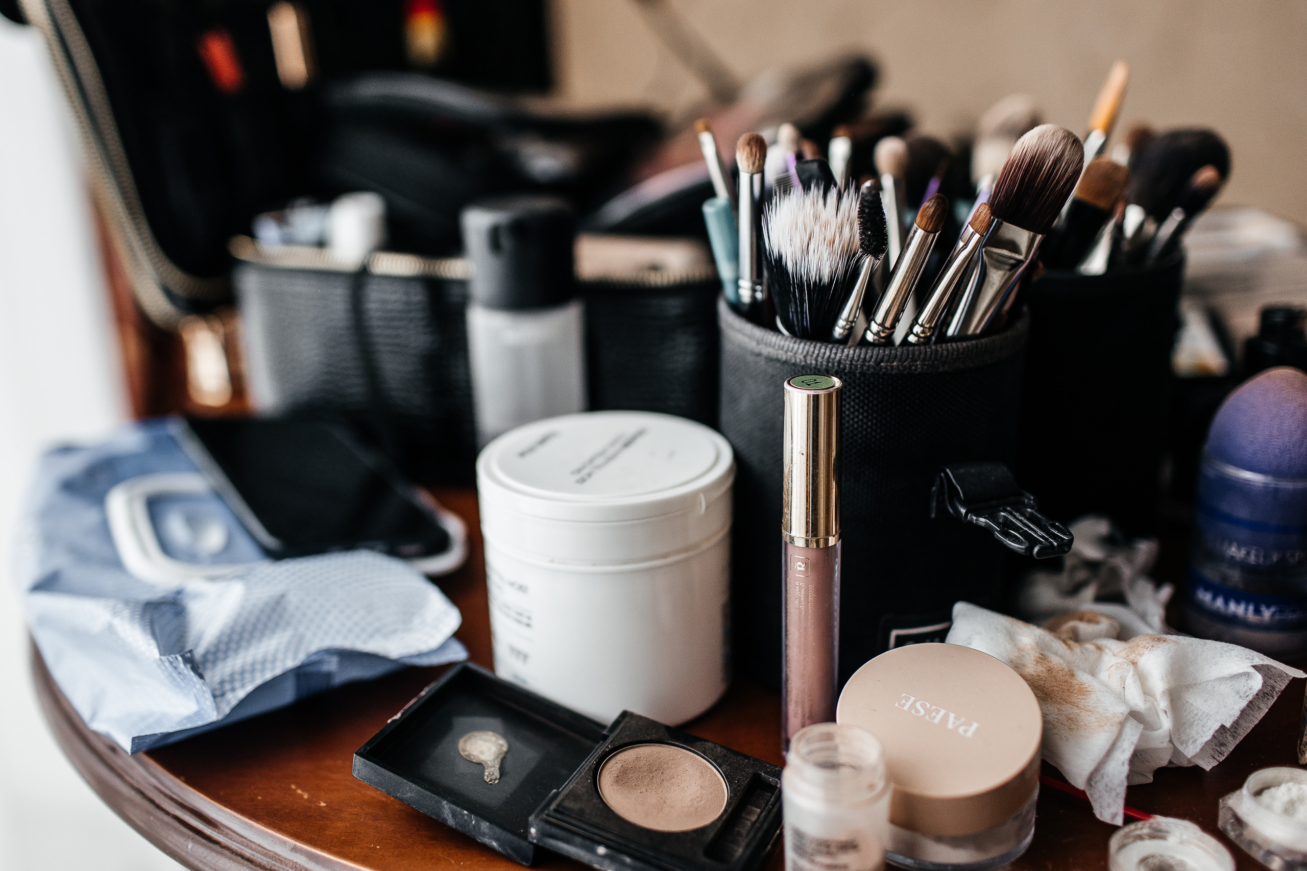 Здравствуйте! Я свадебный фотограф из Ульяновска, работаю в том числе по всей России и с выездом за границу. Снимаю свадьбы, lovestory, корпоративы, светский репортаж. Провожу обучение по фотографии, мастер-классы и воркшопы для других фотографов.