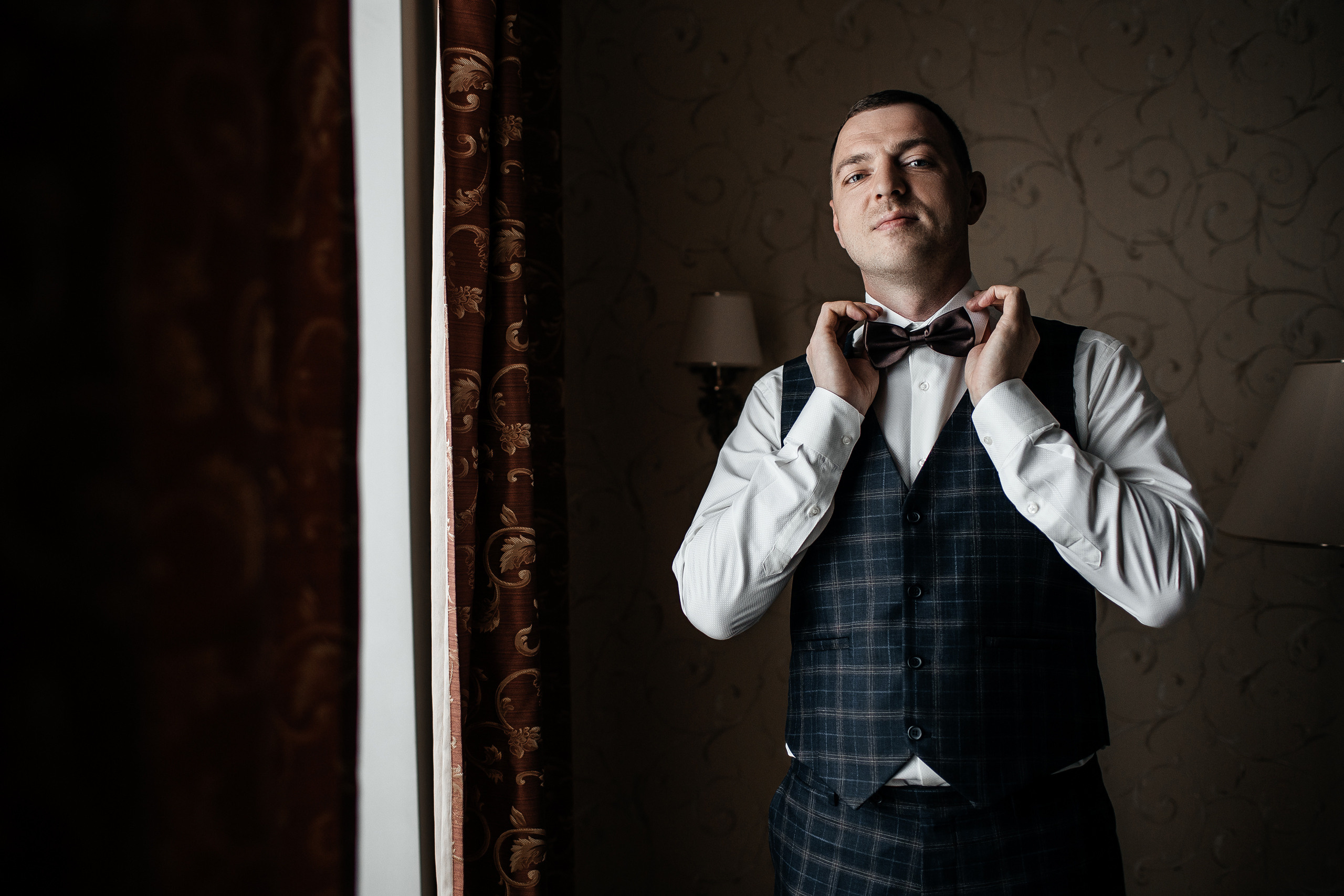 Здравствуйте! Я свадебный фотограф из Ульяновска, работаю в том числе по всей России и с выездом за границу. Снимаю свадьбы, lovestory, корпоративы, светский репортаж. Провожу обучение по фотографии, мастер-классы и воркшопы для других фотографов.