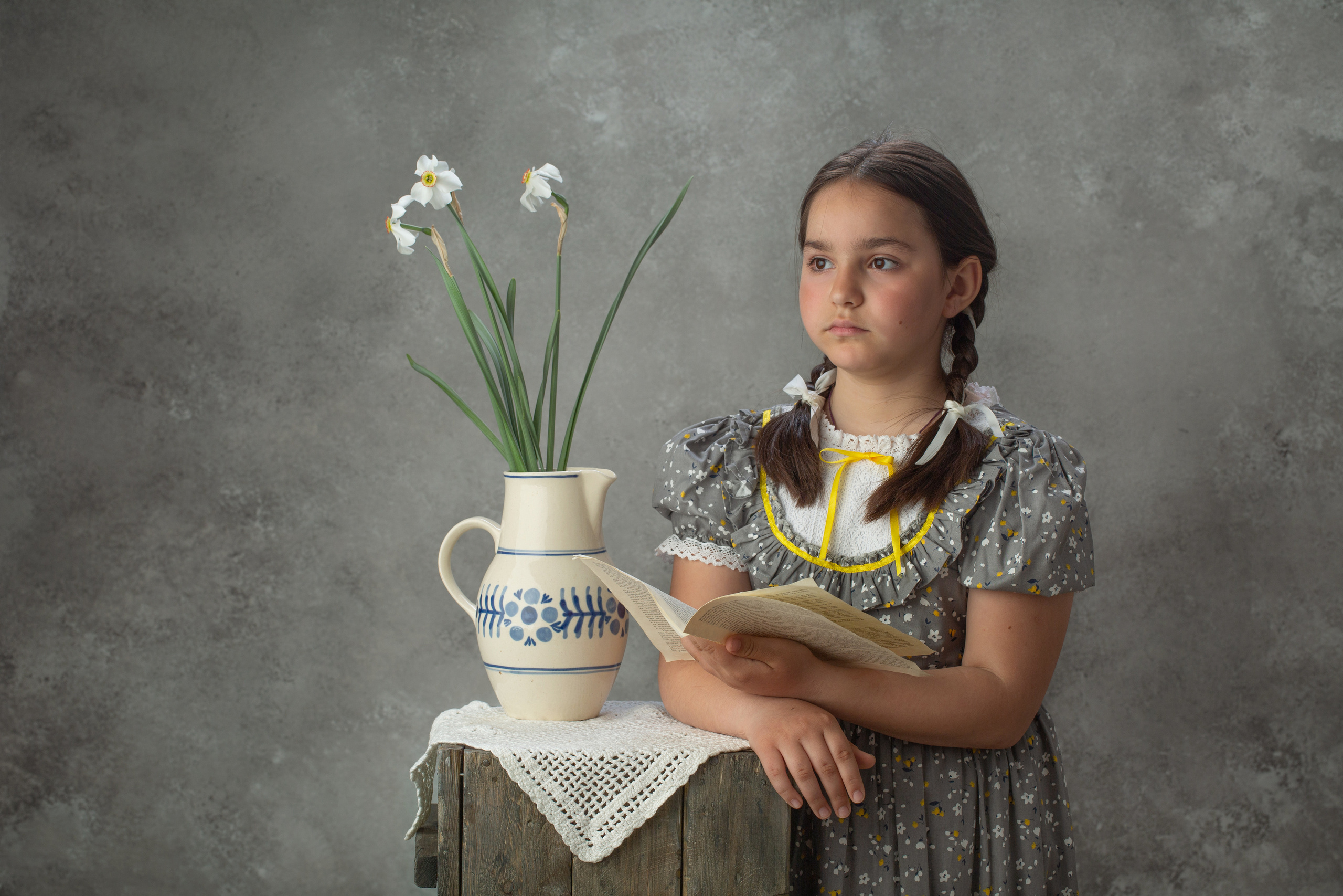 Девочка на сером фоне с цветами