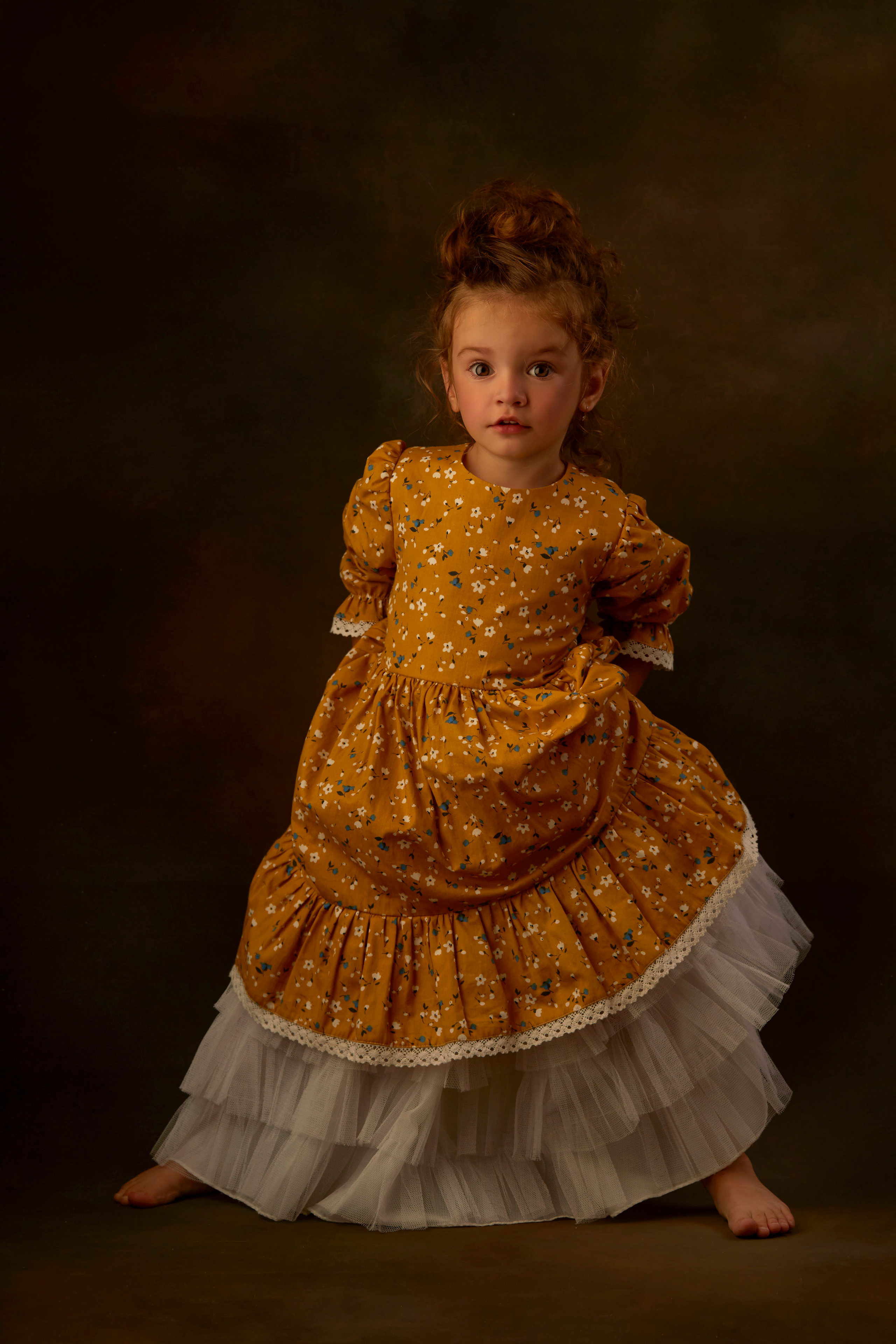 Портрет девочки 2,5 лет на темном фоне во весь рост 