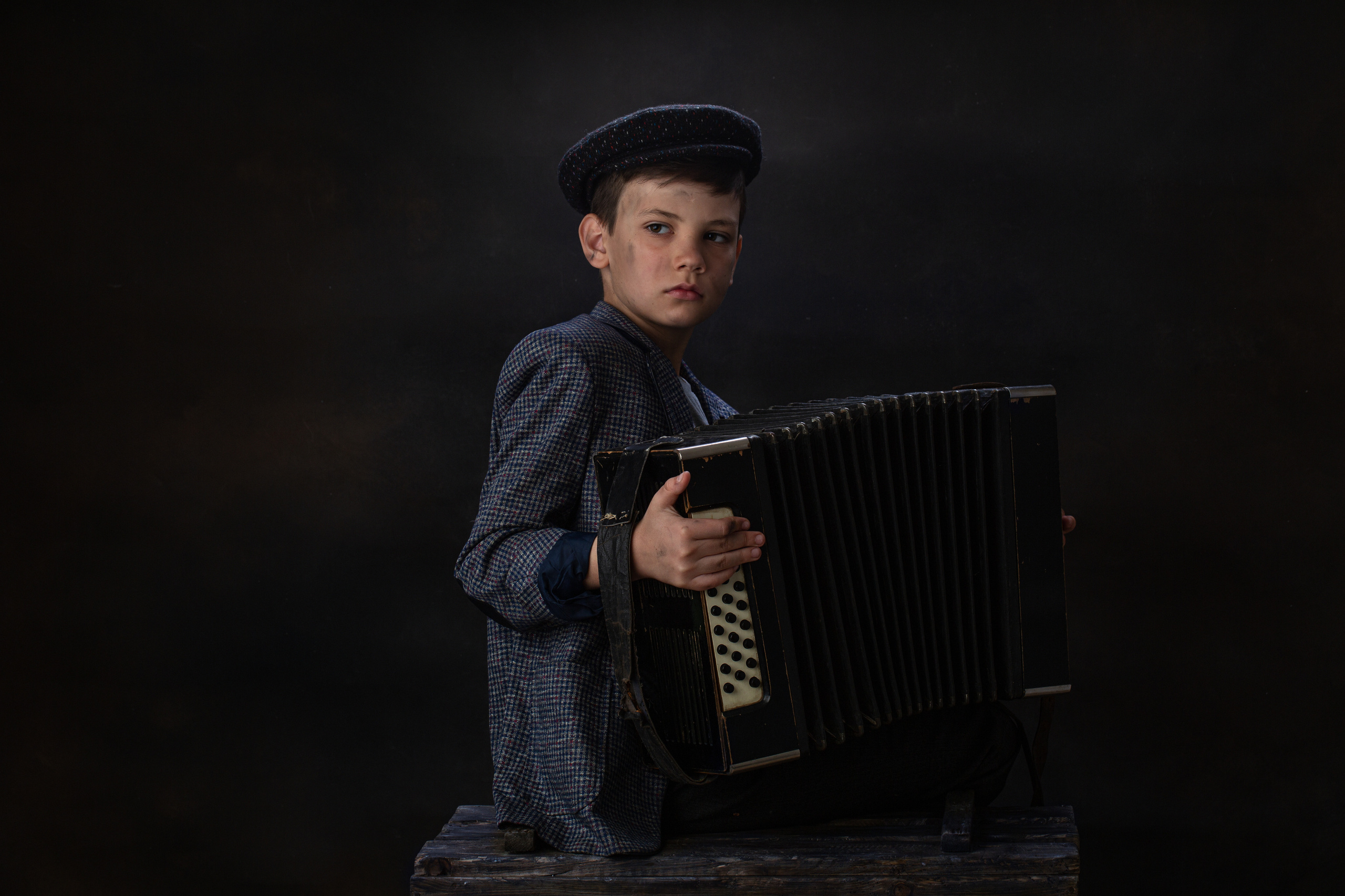 арт фото. Мальчик играет на баяне