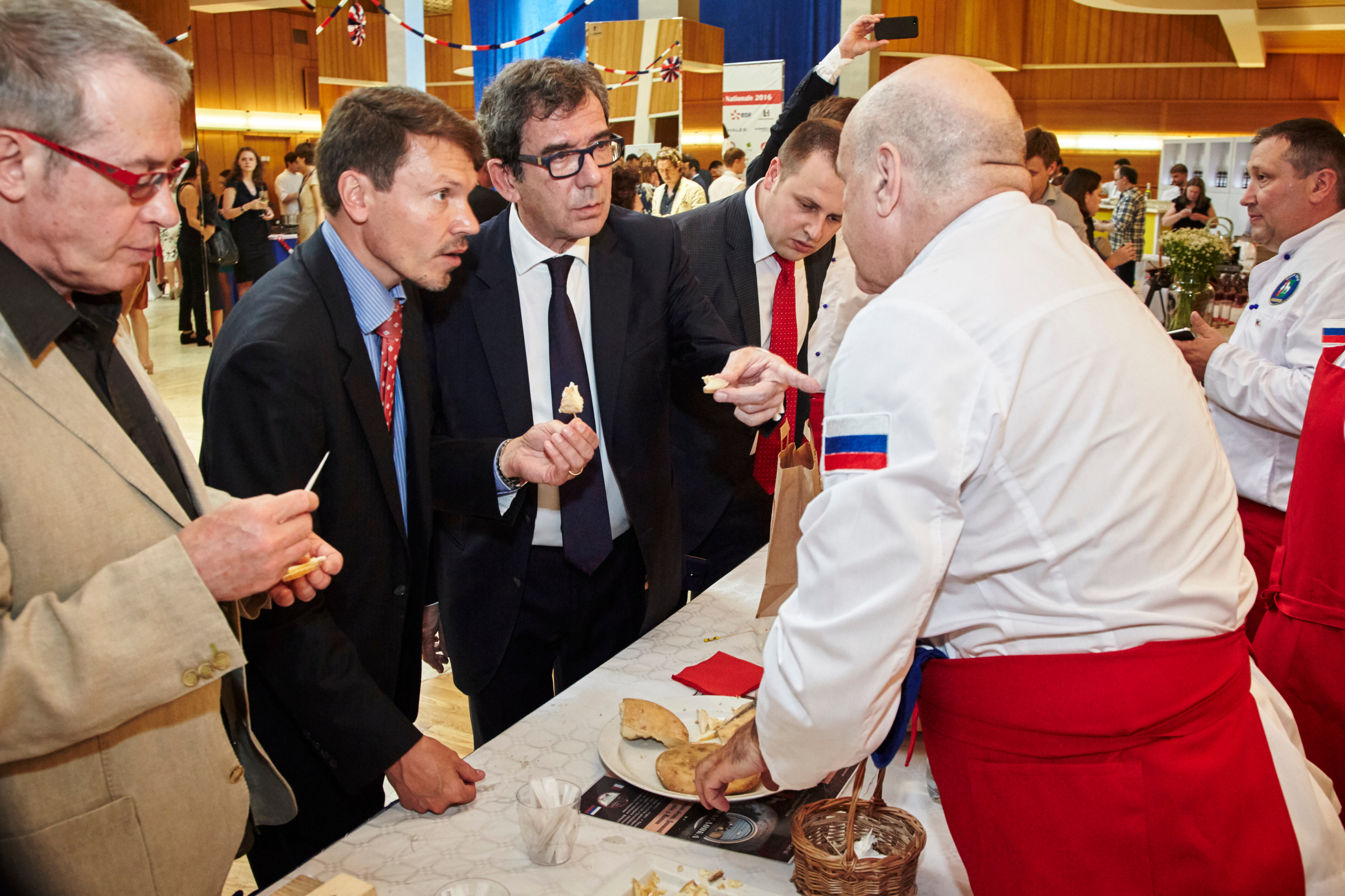 День Независимости в посольстве Франции. Фотохроника для следующих поколений