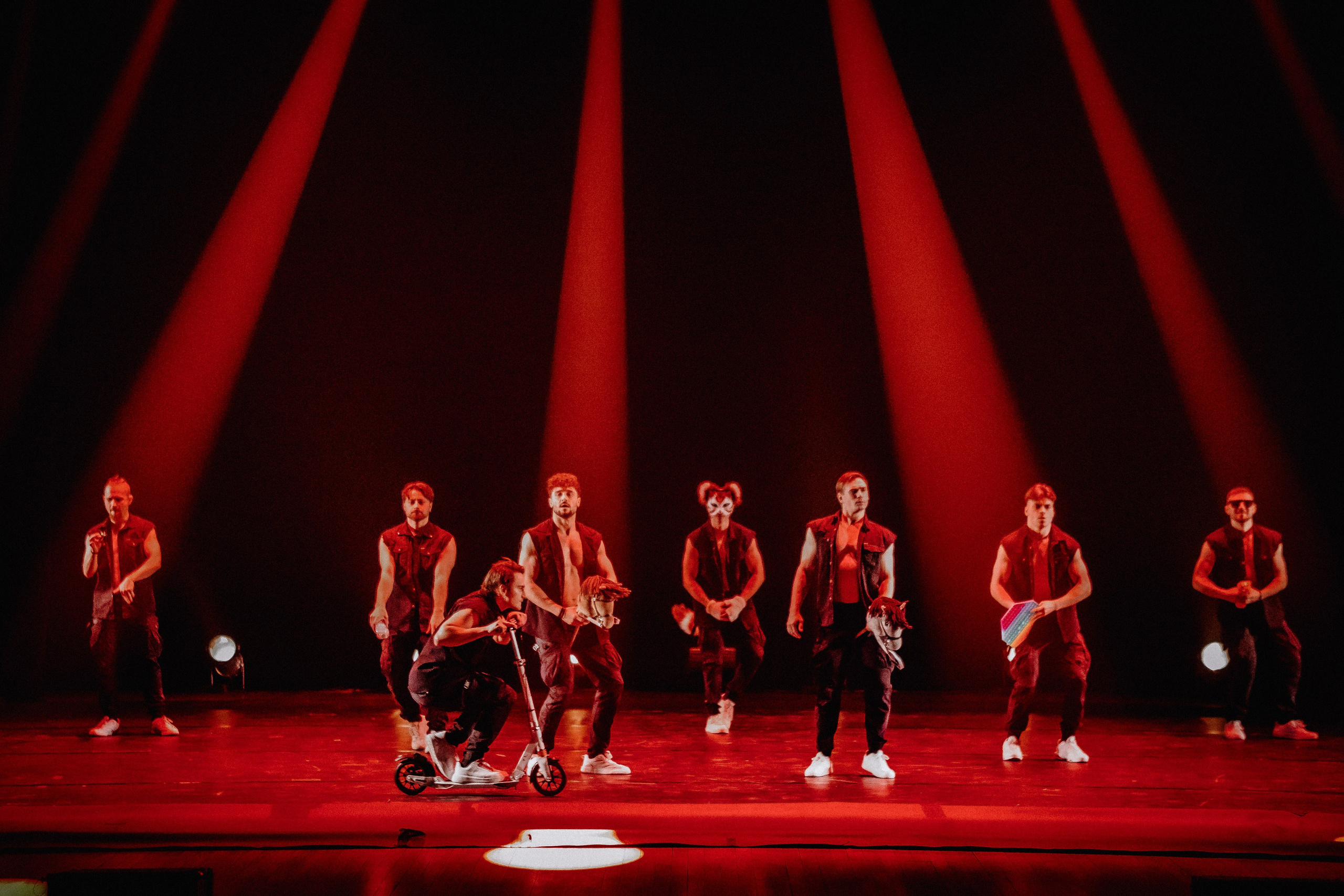 Шоу «Под дождём» 03 / 2025. ФОТОГРАФ ЕКАТЕРИНБУРГ