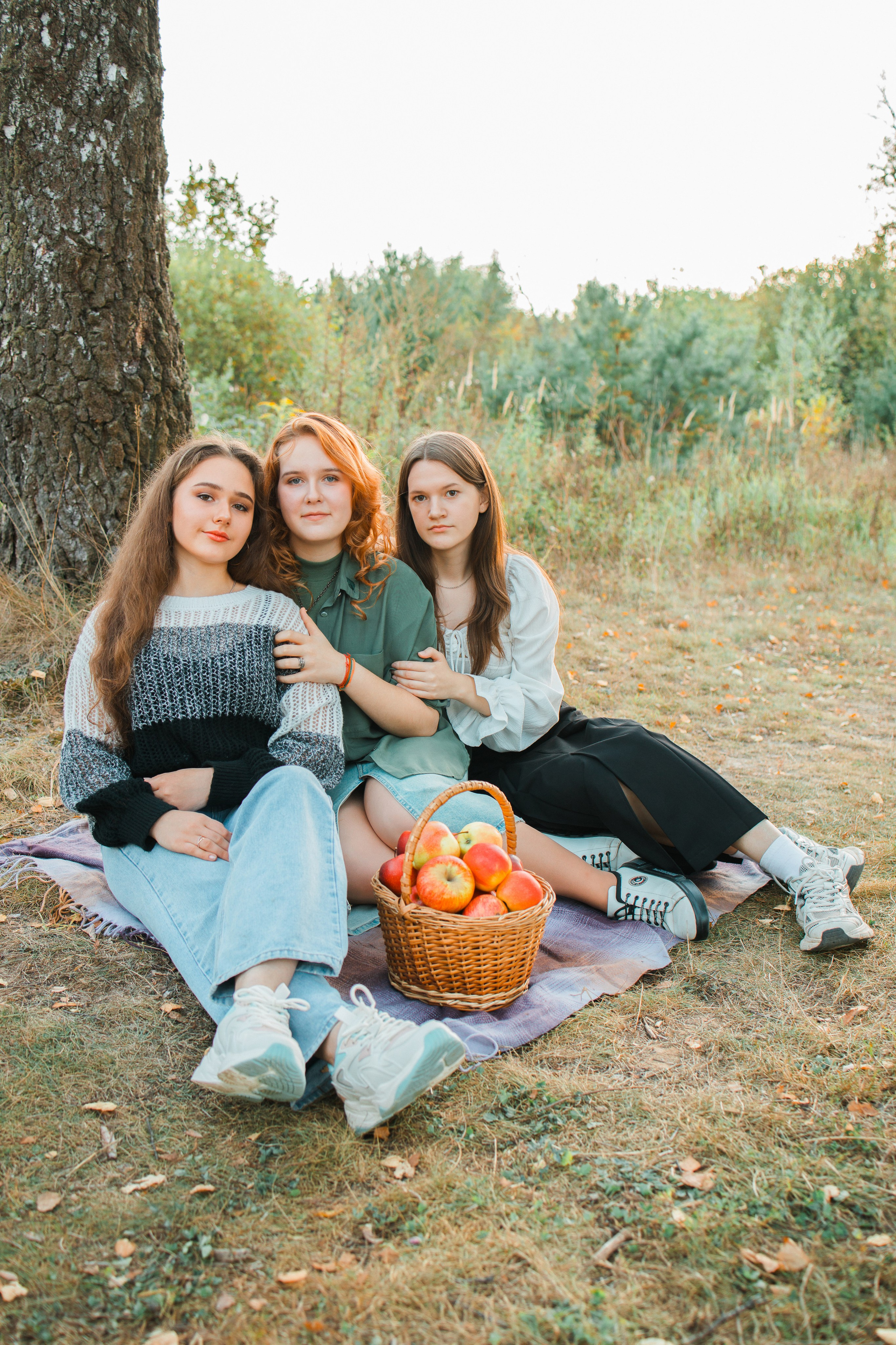 Осенняя фотосессия для выпускных альбомов 11 классов в Тарусе 2025 год. Выпускные альбомы в Серпухове