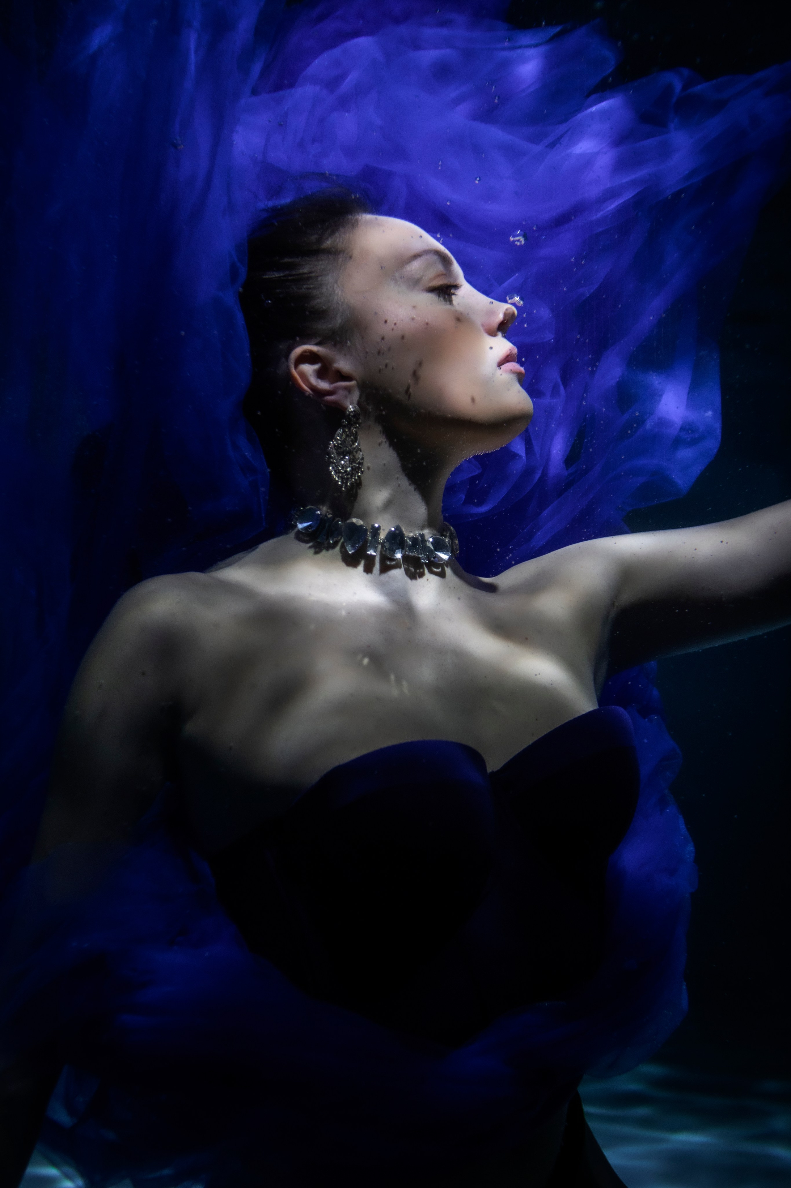 Художественная подводная фотосессия, модель в синем платье в бассейне фотостудии Nemo