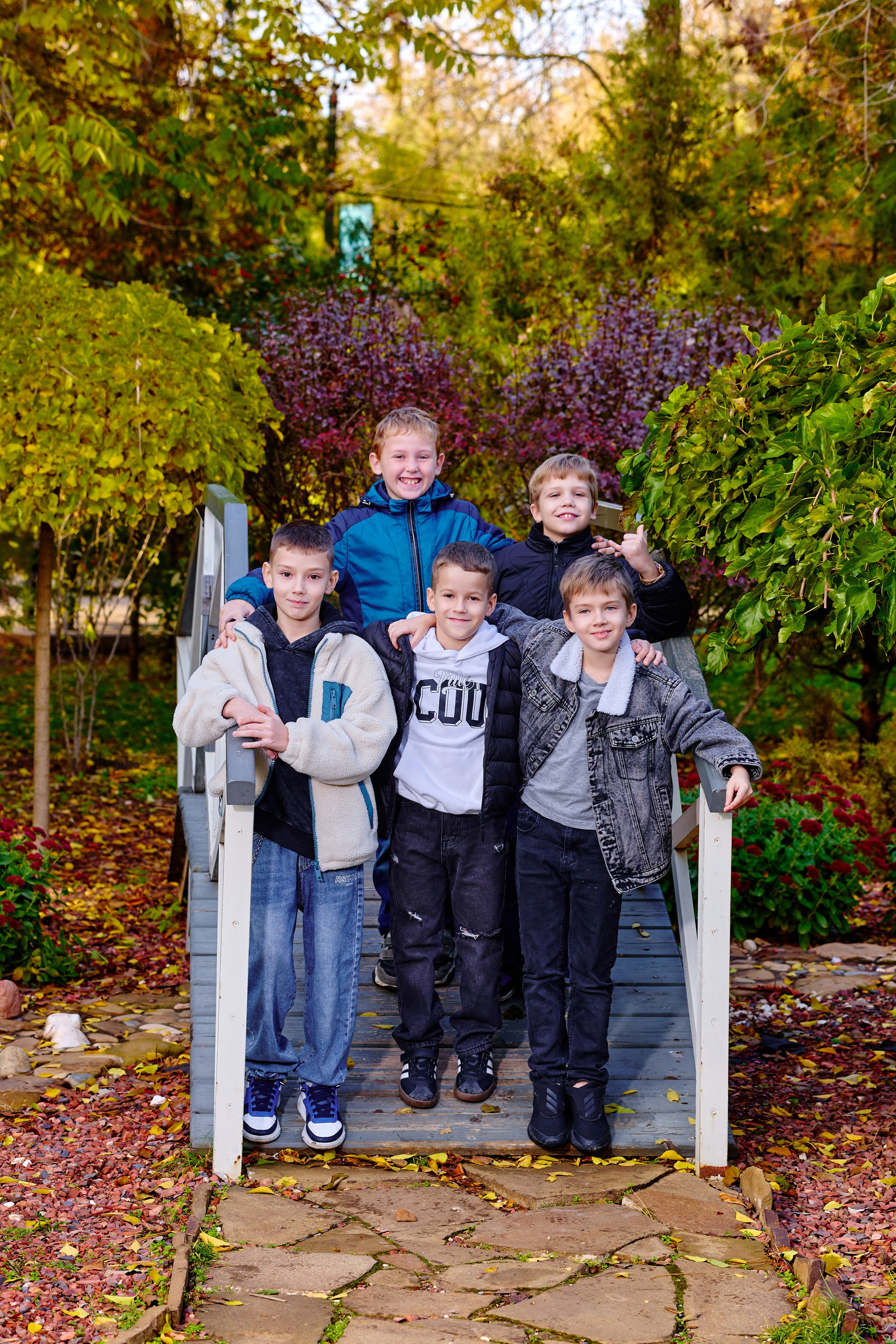 Прогулка в парке классом. Фотограф Выпускные альбомы Таганрог Сергей Коробченко