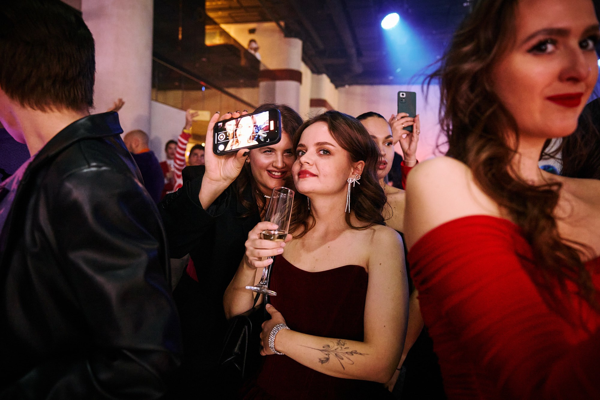 Фотограф на корпоративе «Медиа1» — репортажная съёмка делового праздника. Репортажный фотограф в Москве — Дмитрий Тарасов | Съёмка мероприятий, концертов, корпоративов