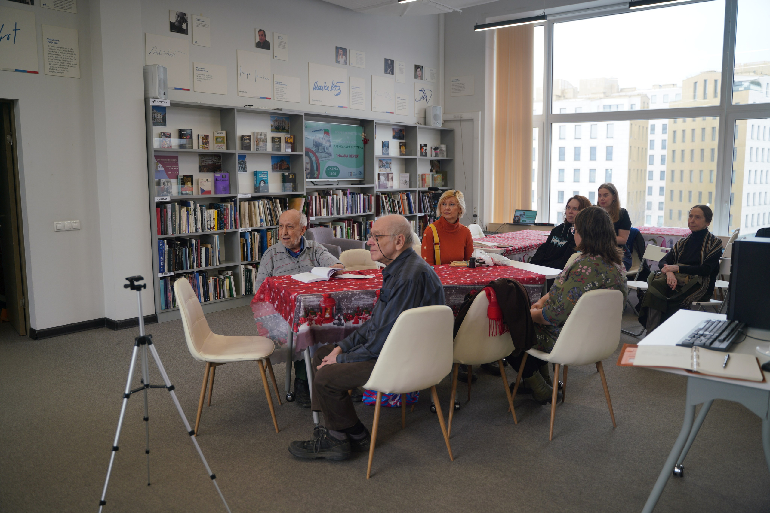 Съемка мастер-класса на открытии выставки Александра Белугина «Малка Верея» в Билиотеке иностранной литературы. Портретный и репортажный фотограф Наталья Горобец