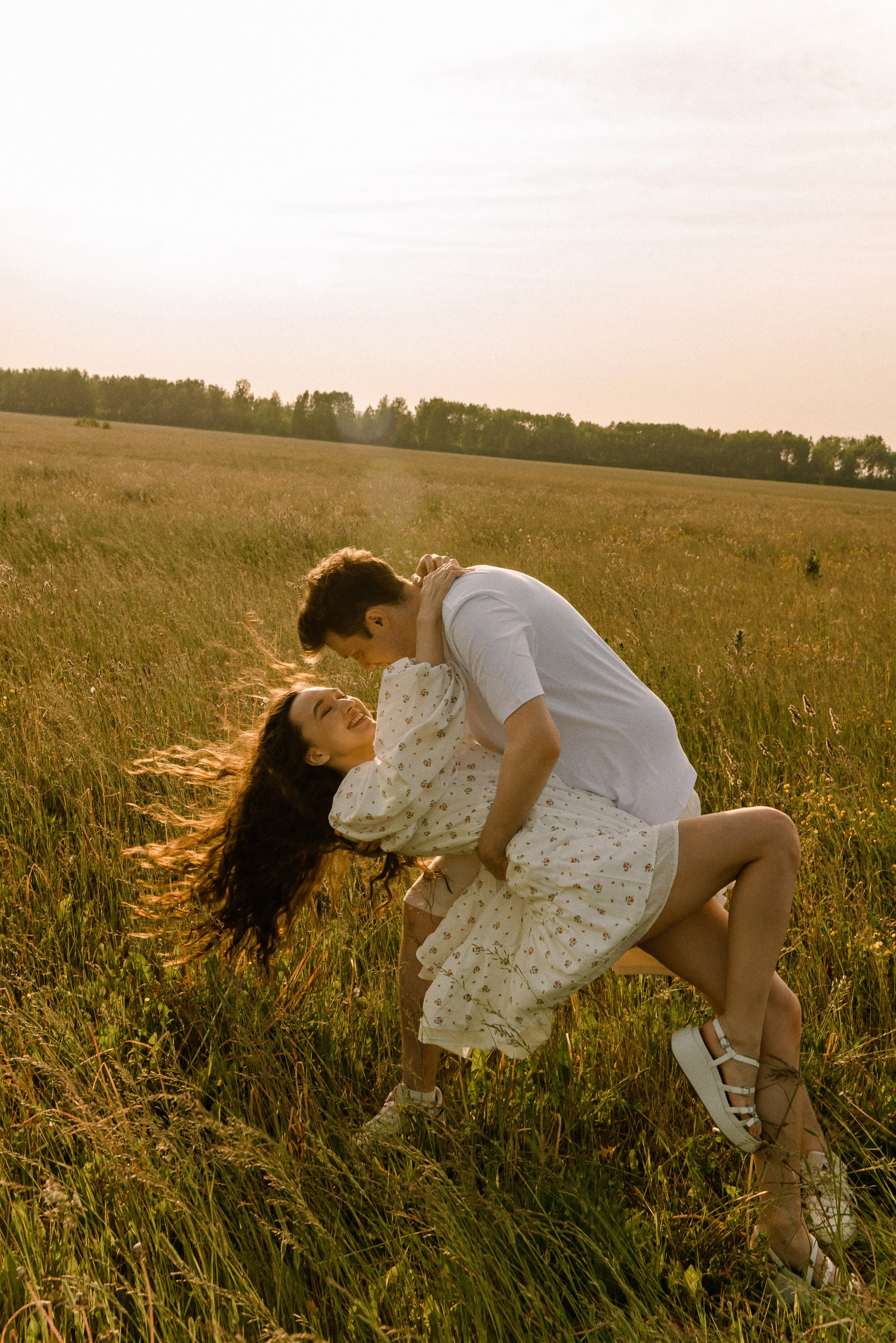 Лиза и Лёша в поле. Свадебный фотограф в Санкт-Петербурге София Шубик