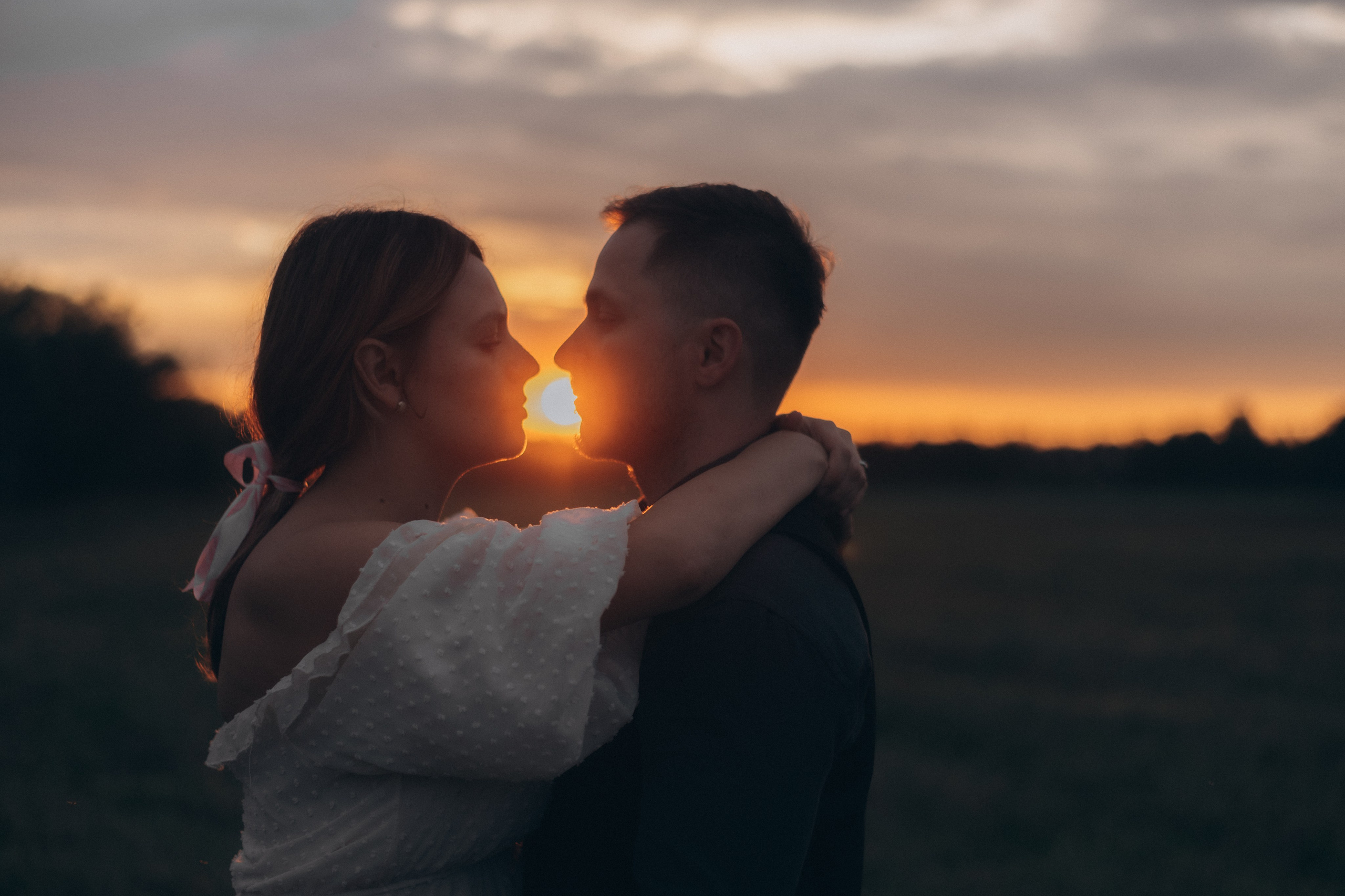 Фотосессия лавстори в поле