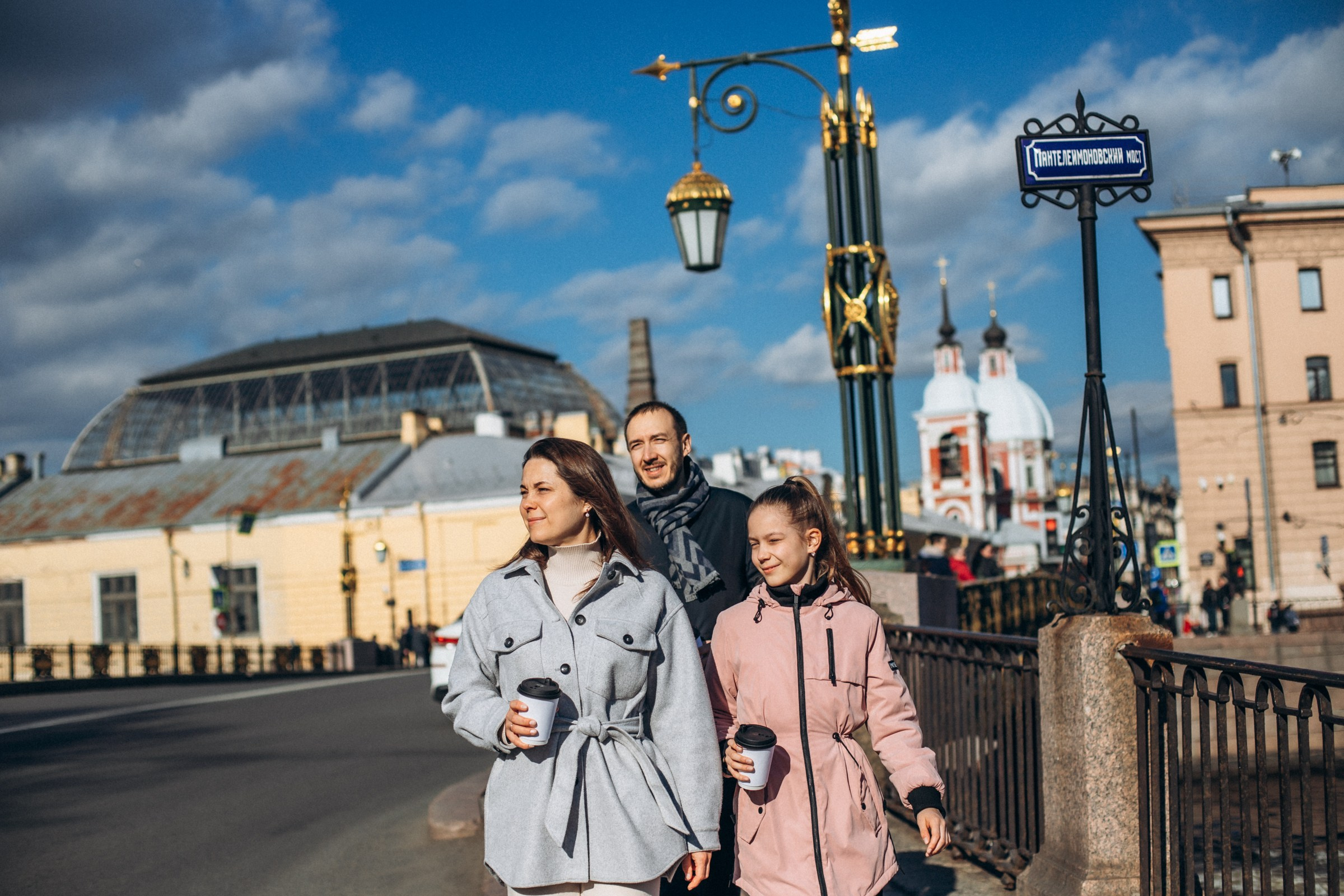 Аделина с семьей в мае. Фотопрогулка в Петербурге. Индивидуальный и семейный фотограф в Санкт-Петербурге