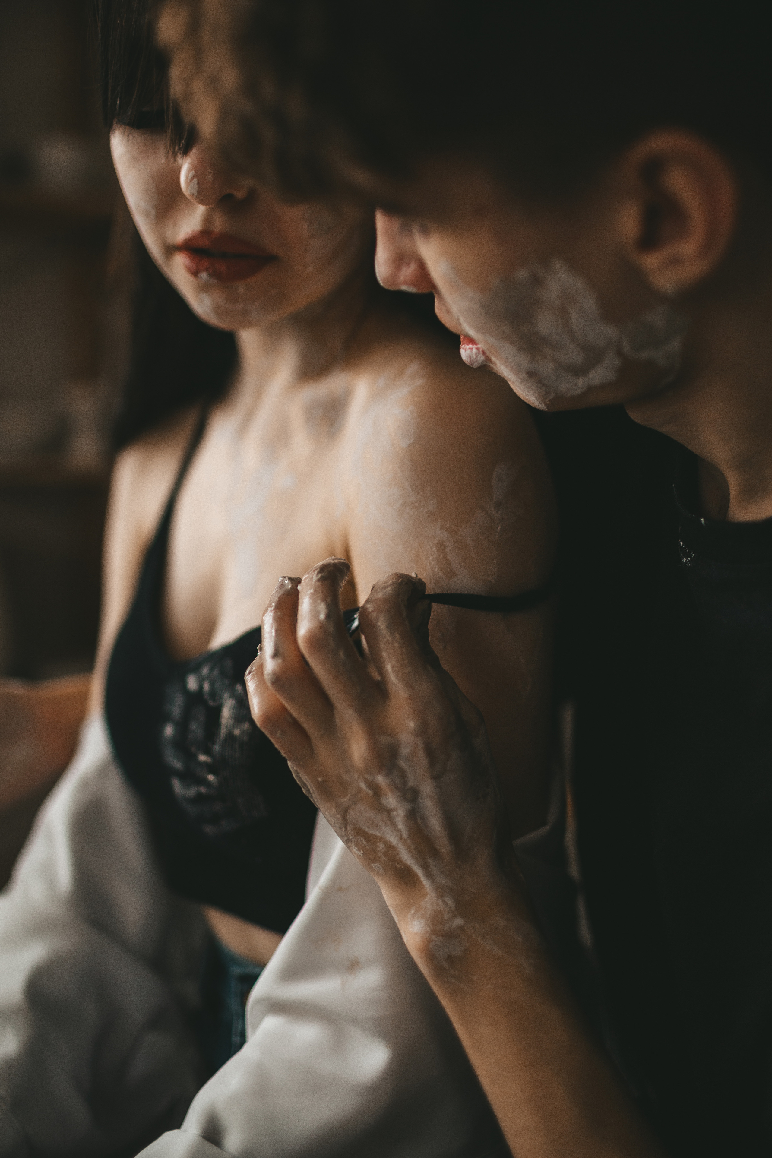 Лавстори в гончарной мастерской. Парень с девушкой сидят на стуле возле гончарного круга с глиной