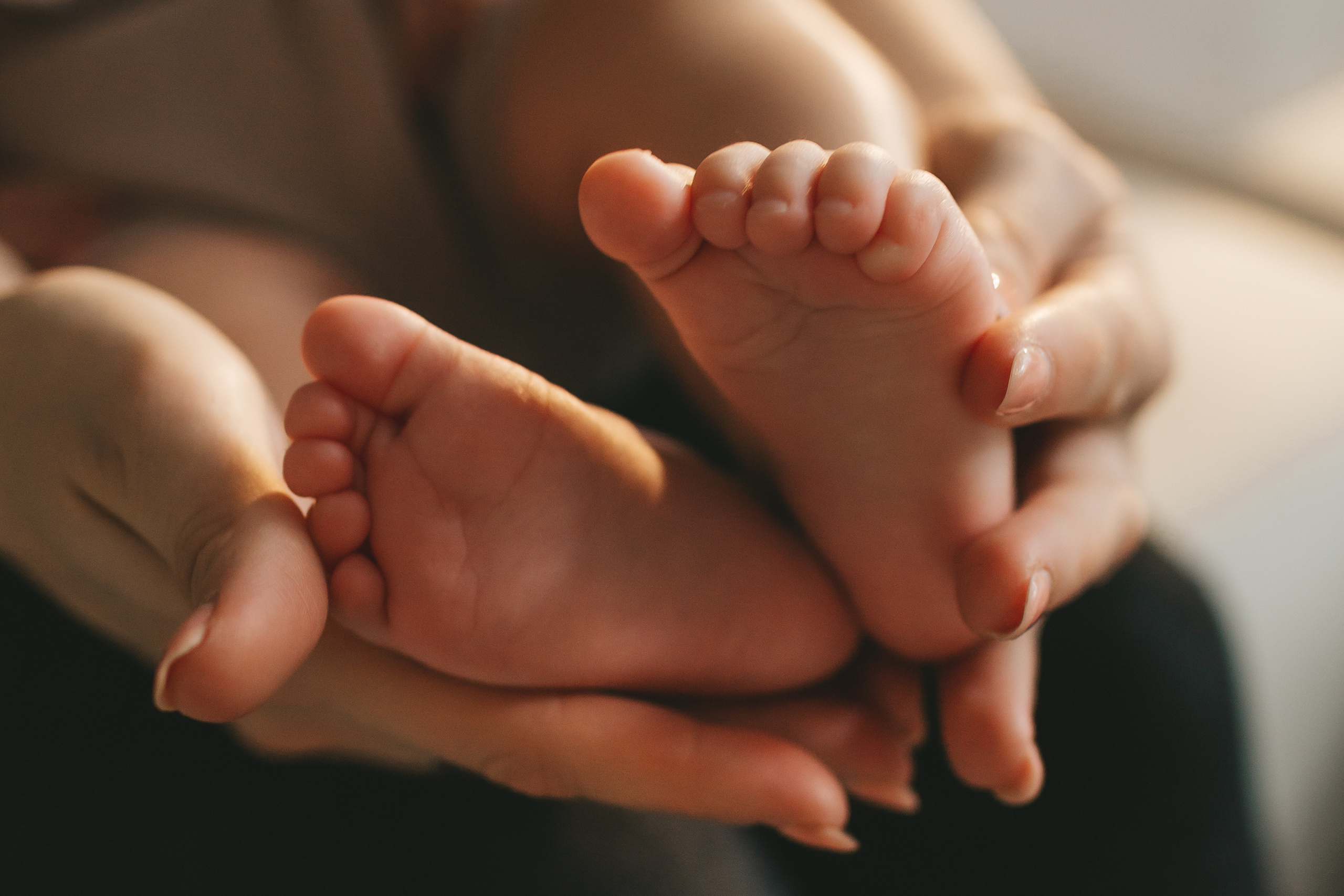 пяточки в руках