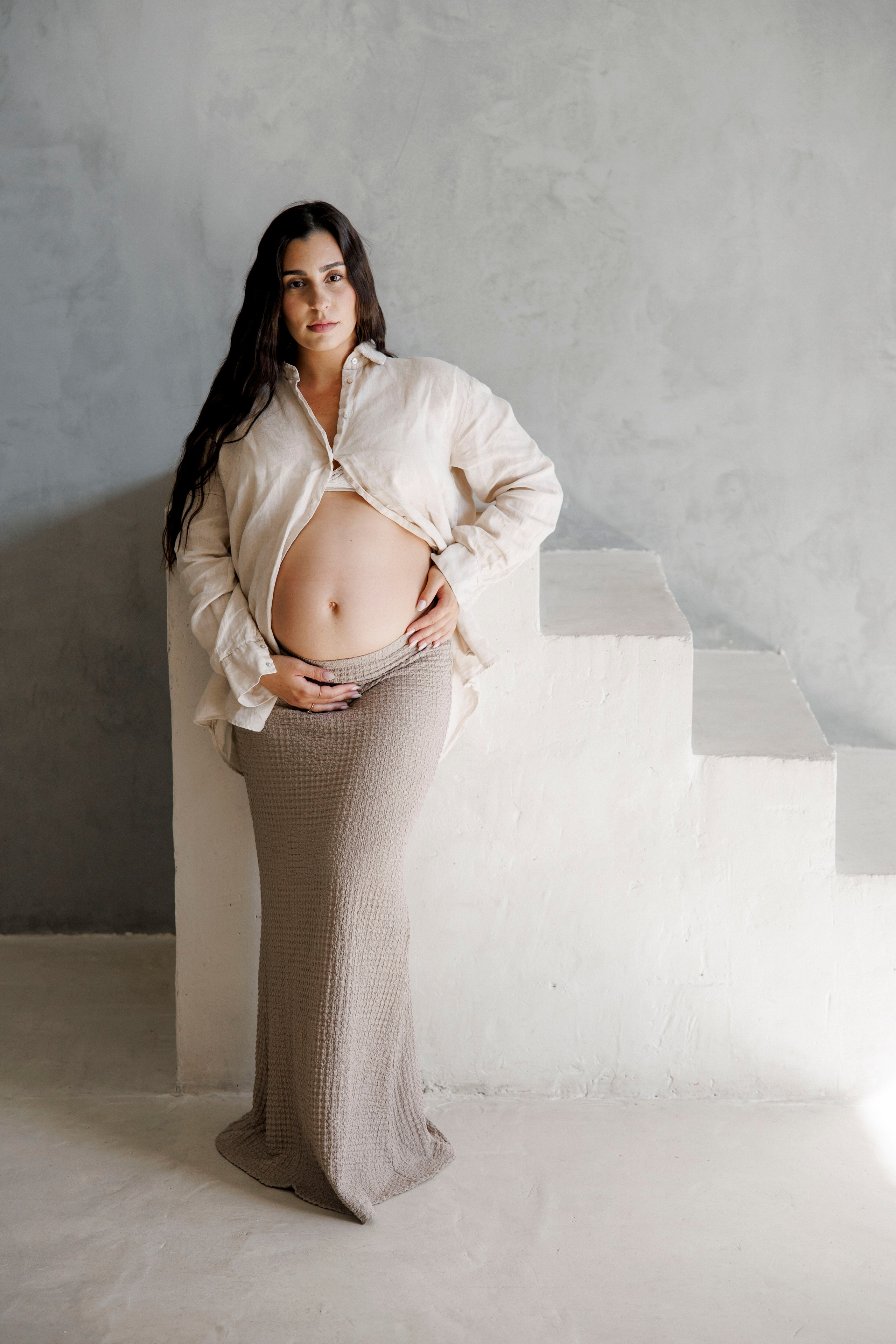 Pregnancy photoshoot inside the Grey Studio. Главная