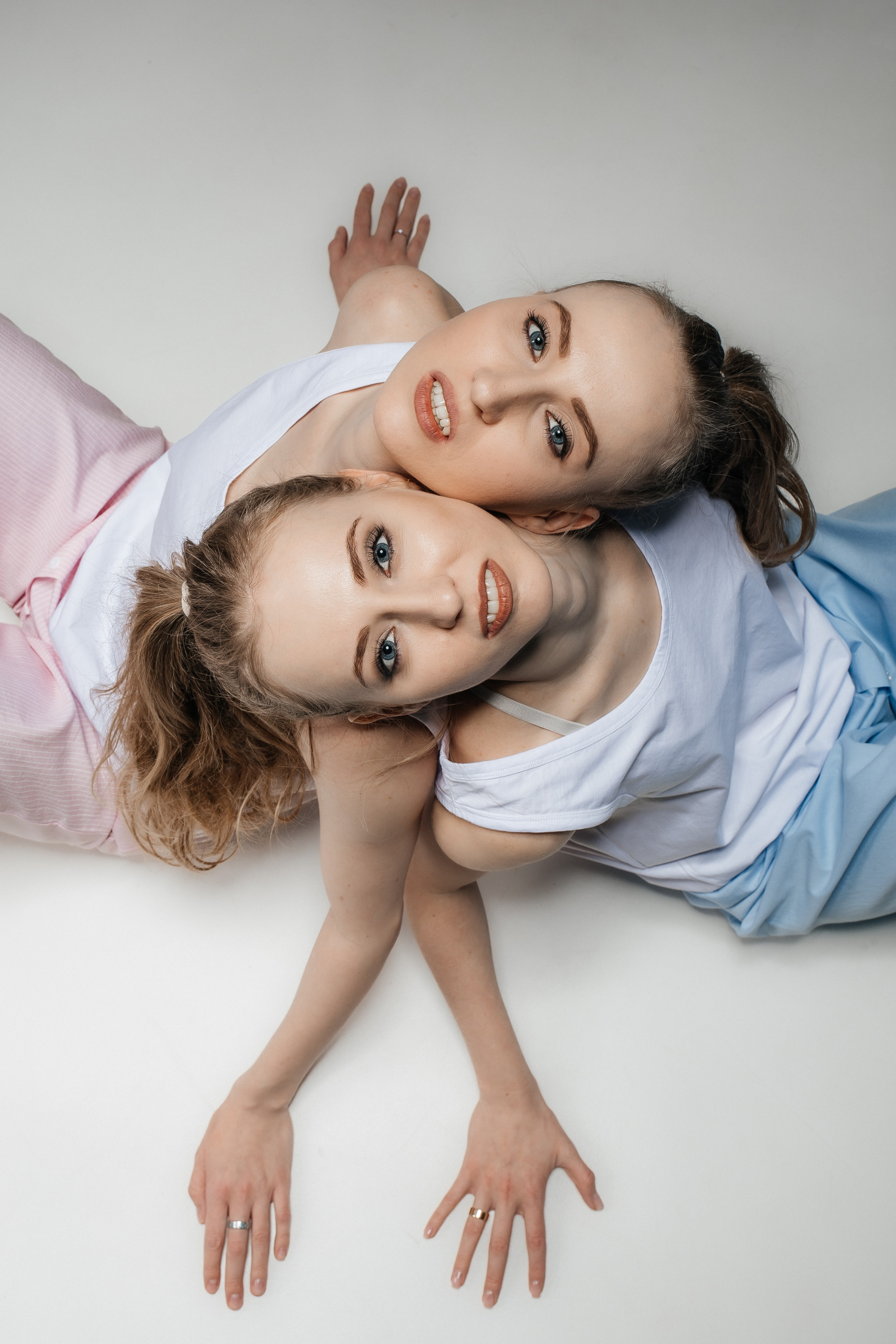 Вика и Настя