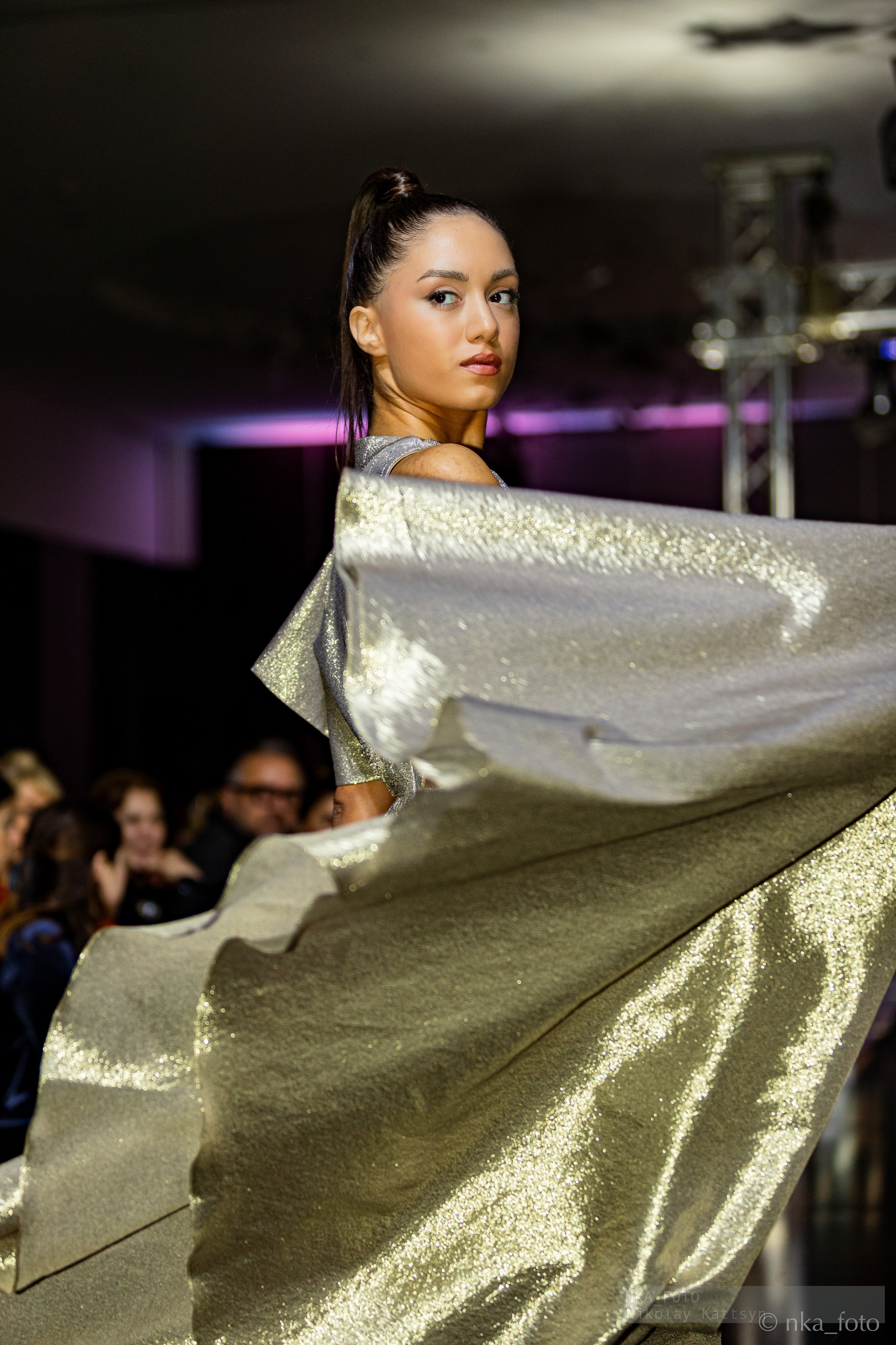 Красивая девушка идет по подиуму