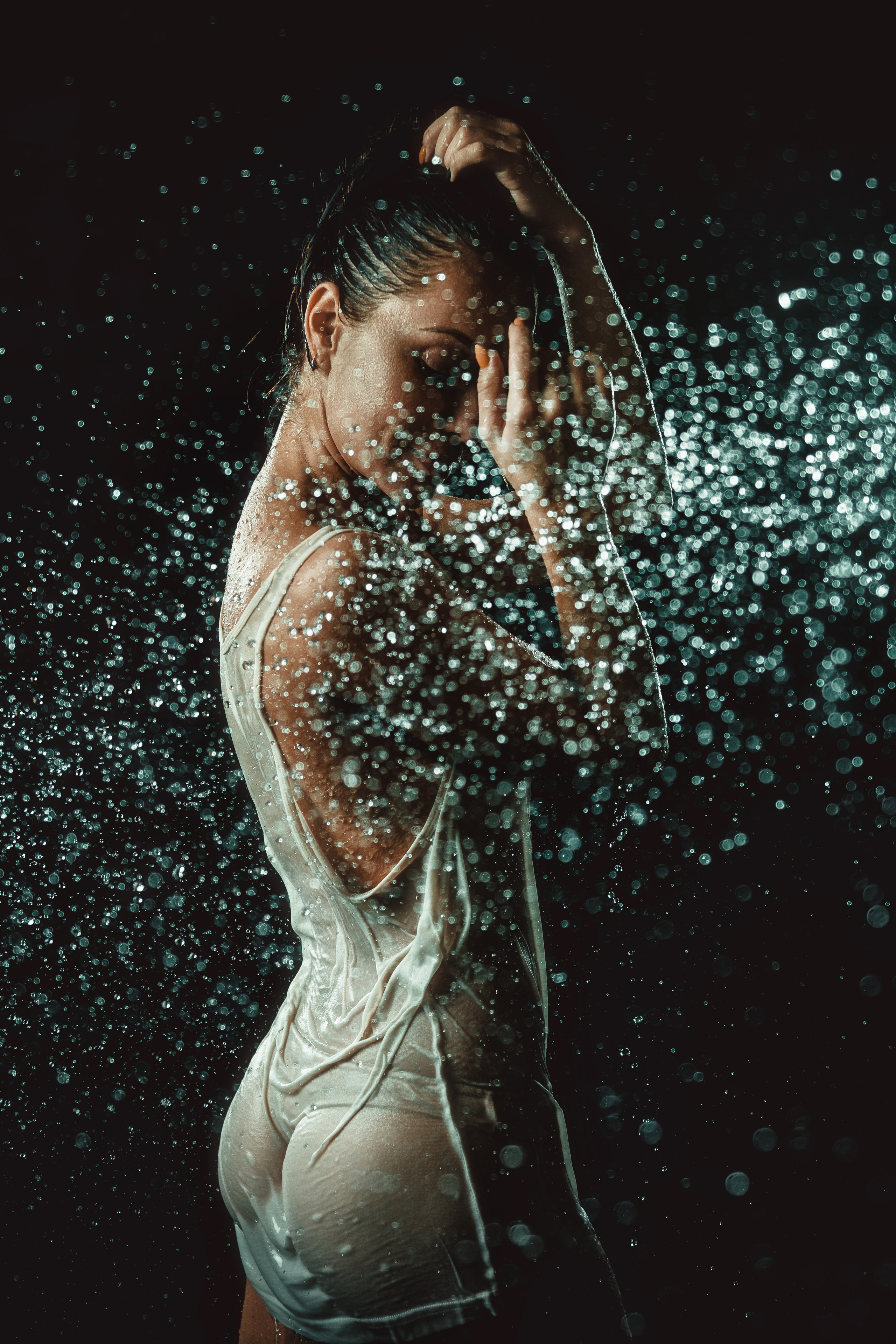 Водяная завеса: модель позирует за тонкой завесой из мелких брызг, создавая загадочный и мистический образ.