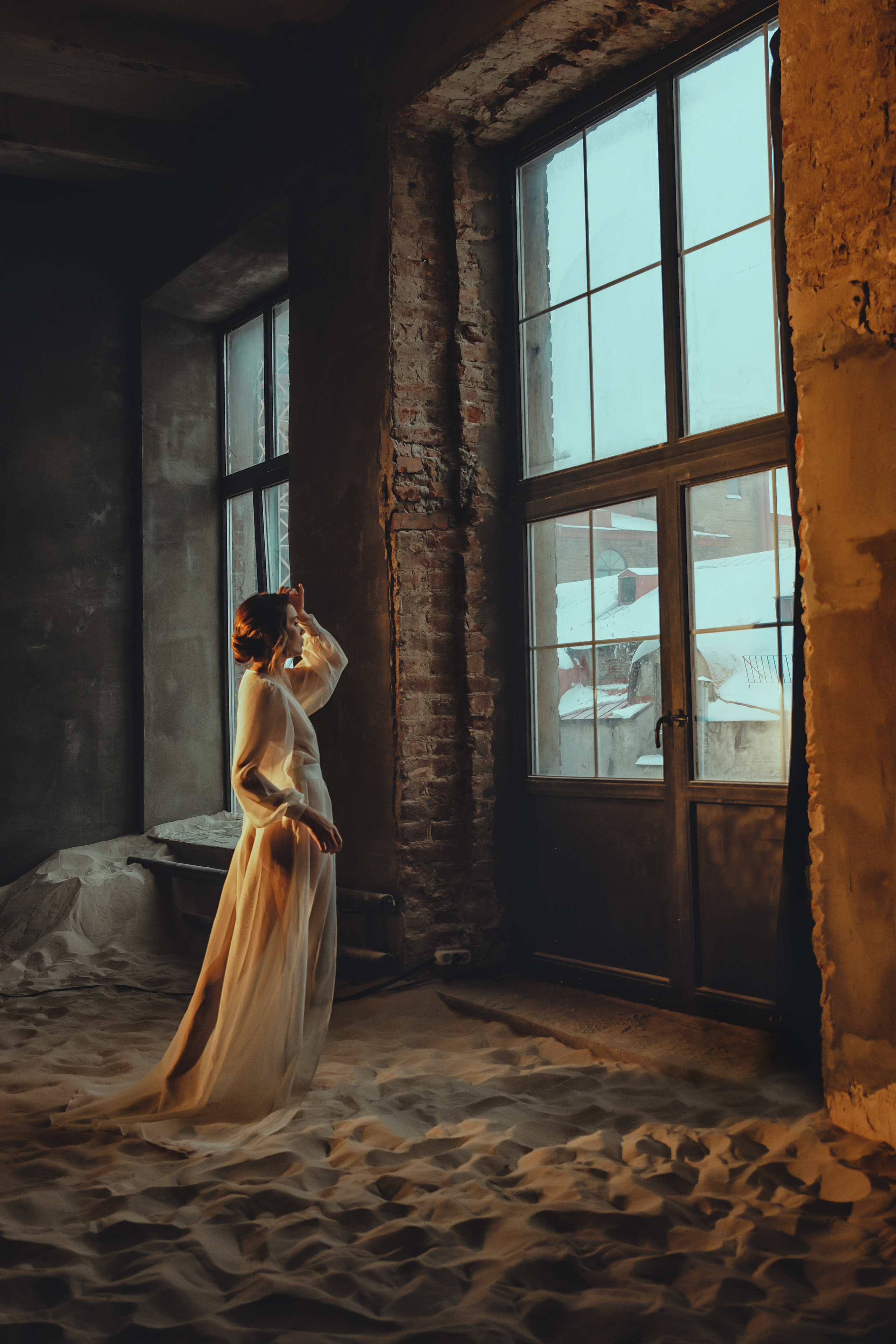 Девушка в белом халатике окна лофт песок