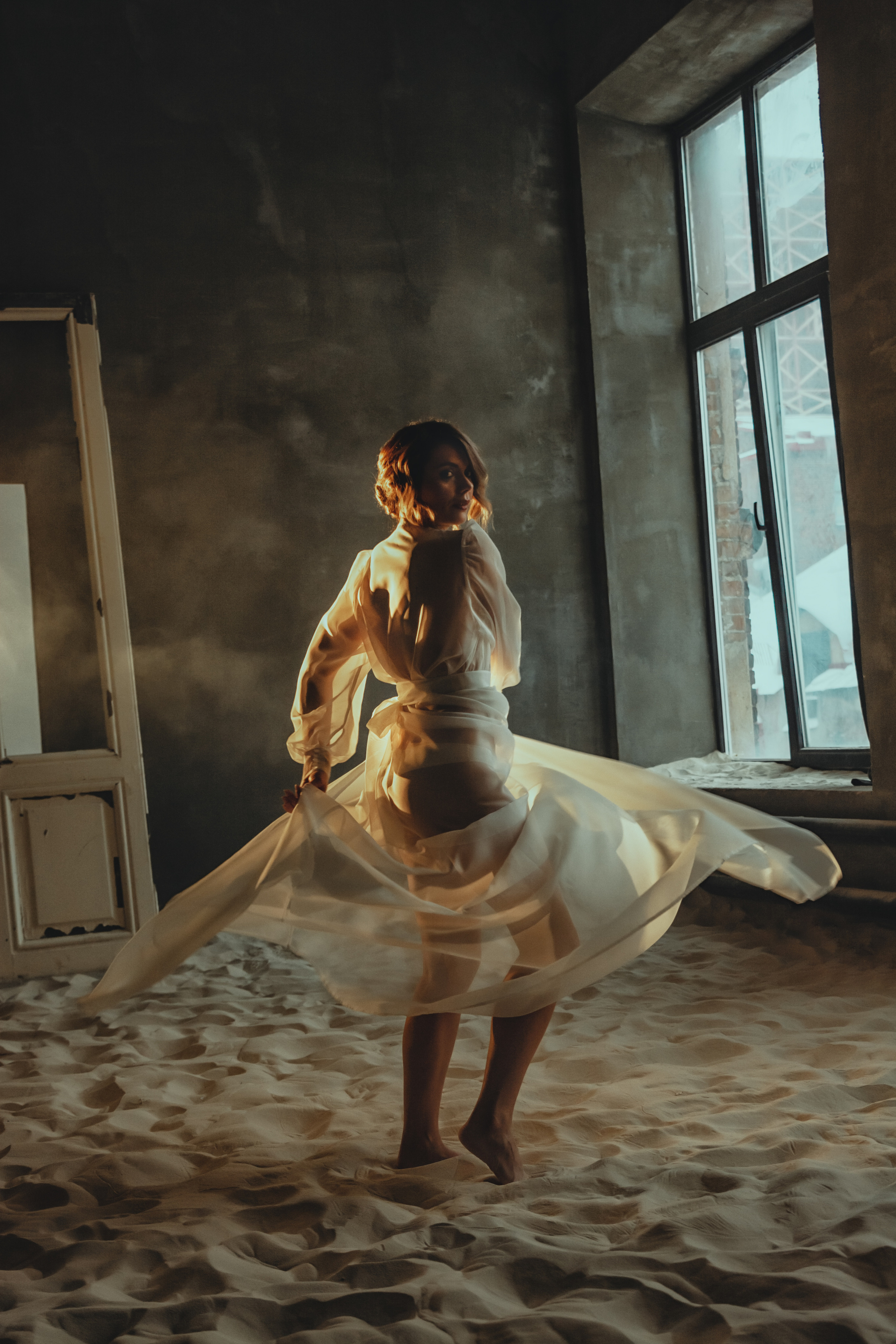 Девушка в белом халатике окна лофт песок