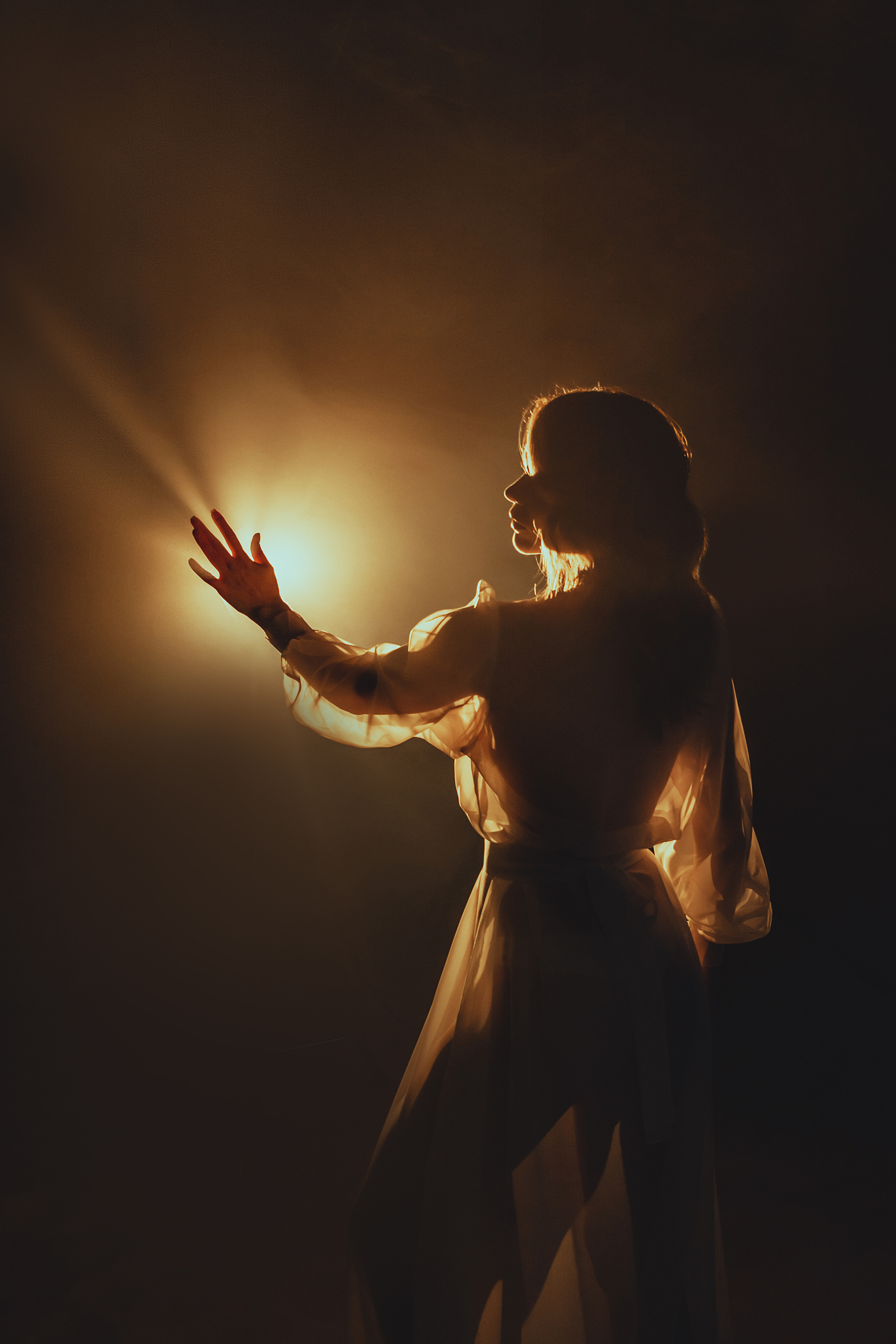 Девушка в легком платье, контровой свет низкий ключ